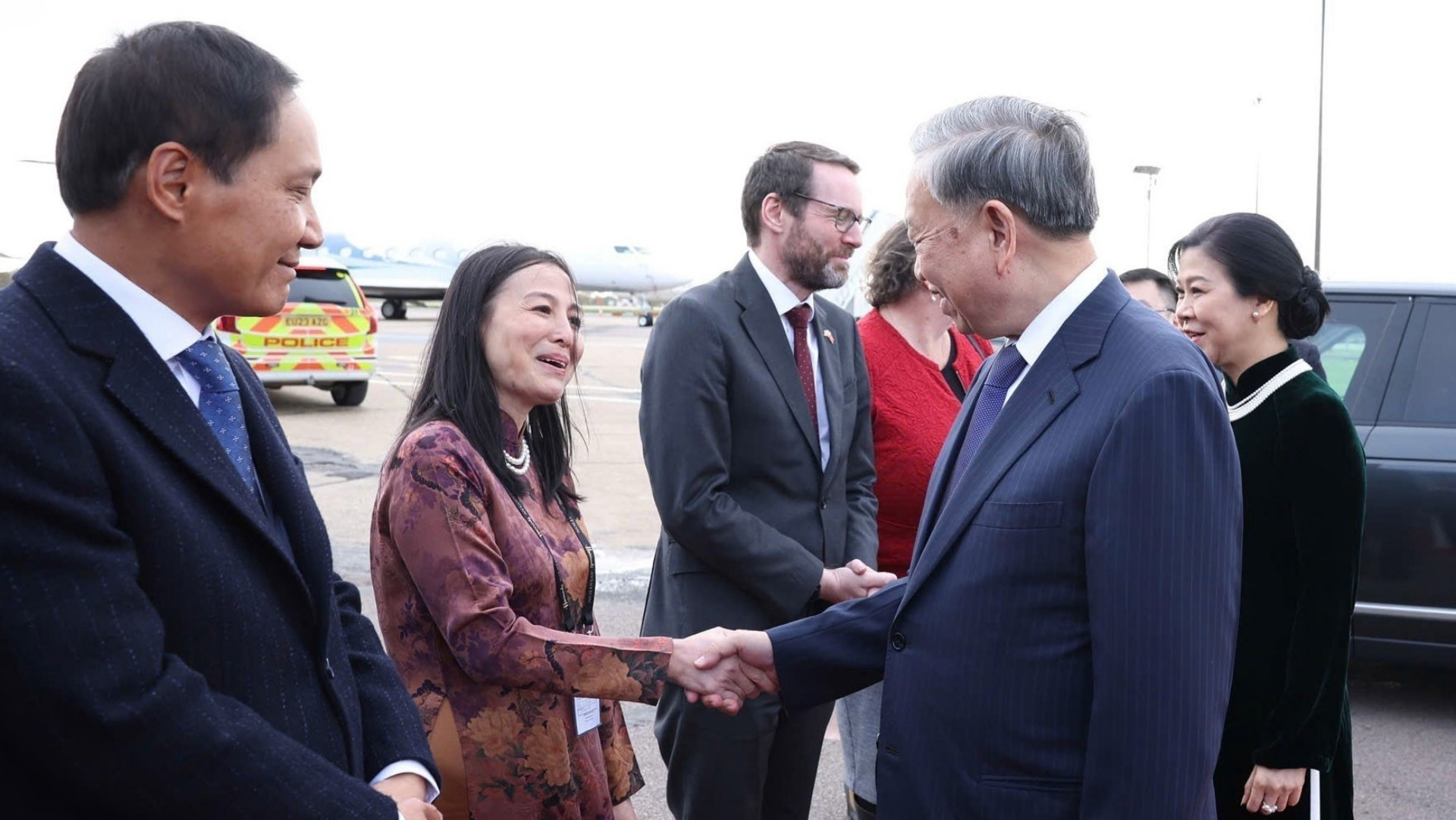 Ceremonia de despedida del secretario general del PCV, To Lam, y su esposa antes de su partida de Londres rumbo a Vietnam. Ceremonia de despedida del secretario general del PCV, To Lam, y su esposa antes de su partida de Londres rumbo a Vietnam.