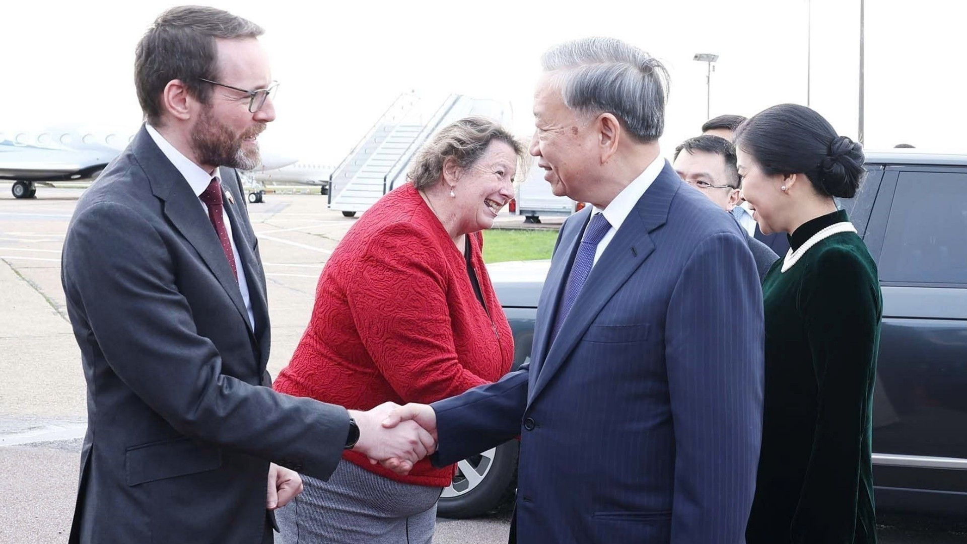 El embajador británico en Vietnam, Iain Frew, despide al secretario general To Lam y a su esposa. El embajador británico en Vietnam, Iain Frew, despide al secretario general To Lam y a su esposa.