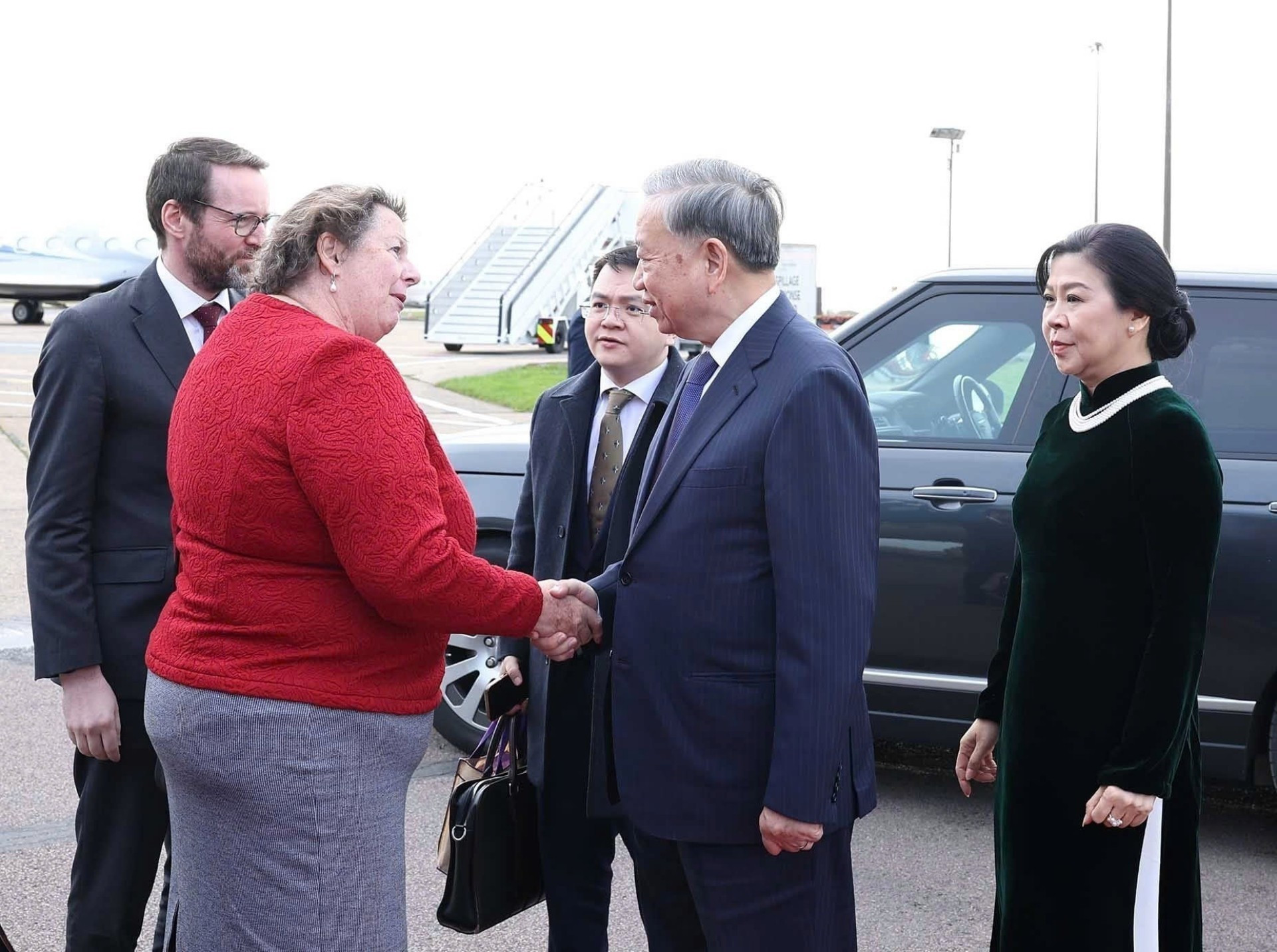 Funcionarios del Gobierno británico despiden al dirigente vietnamita. Funcionarios del Gobierno británico despiden al dirigente vietnamita.