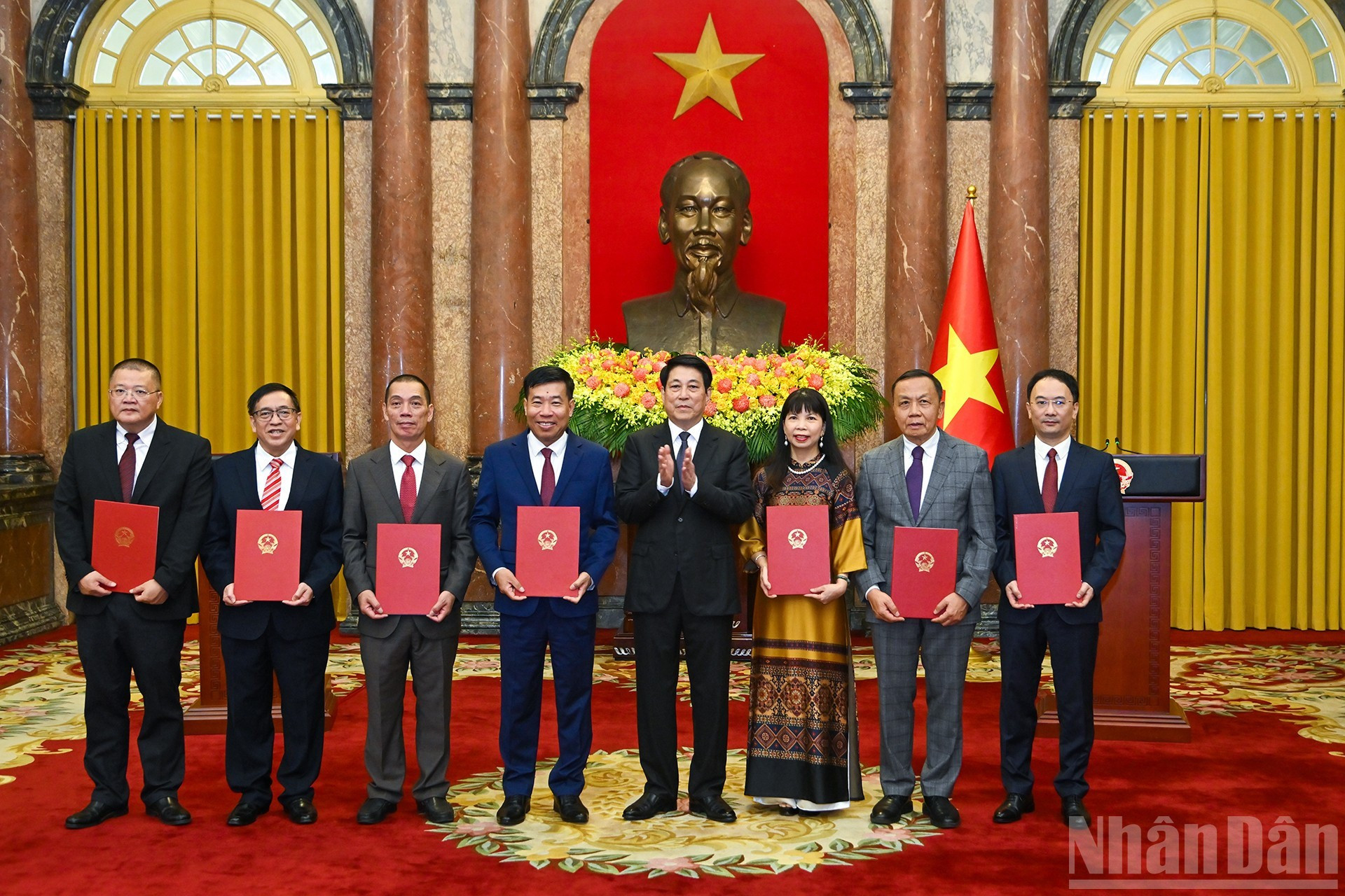 El presidente Luong Cuong y los embajadores nombrados en el acto.