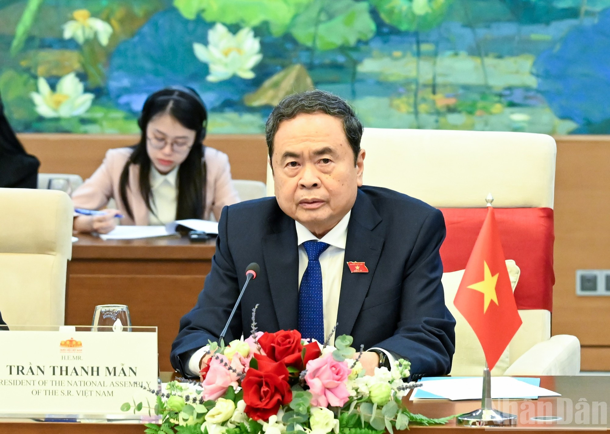 Thanh Man habla en la cita.