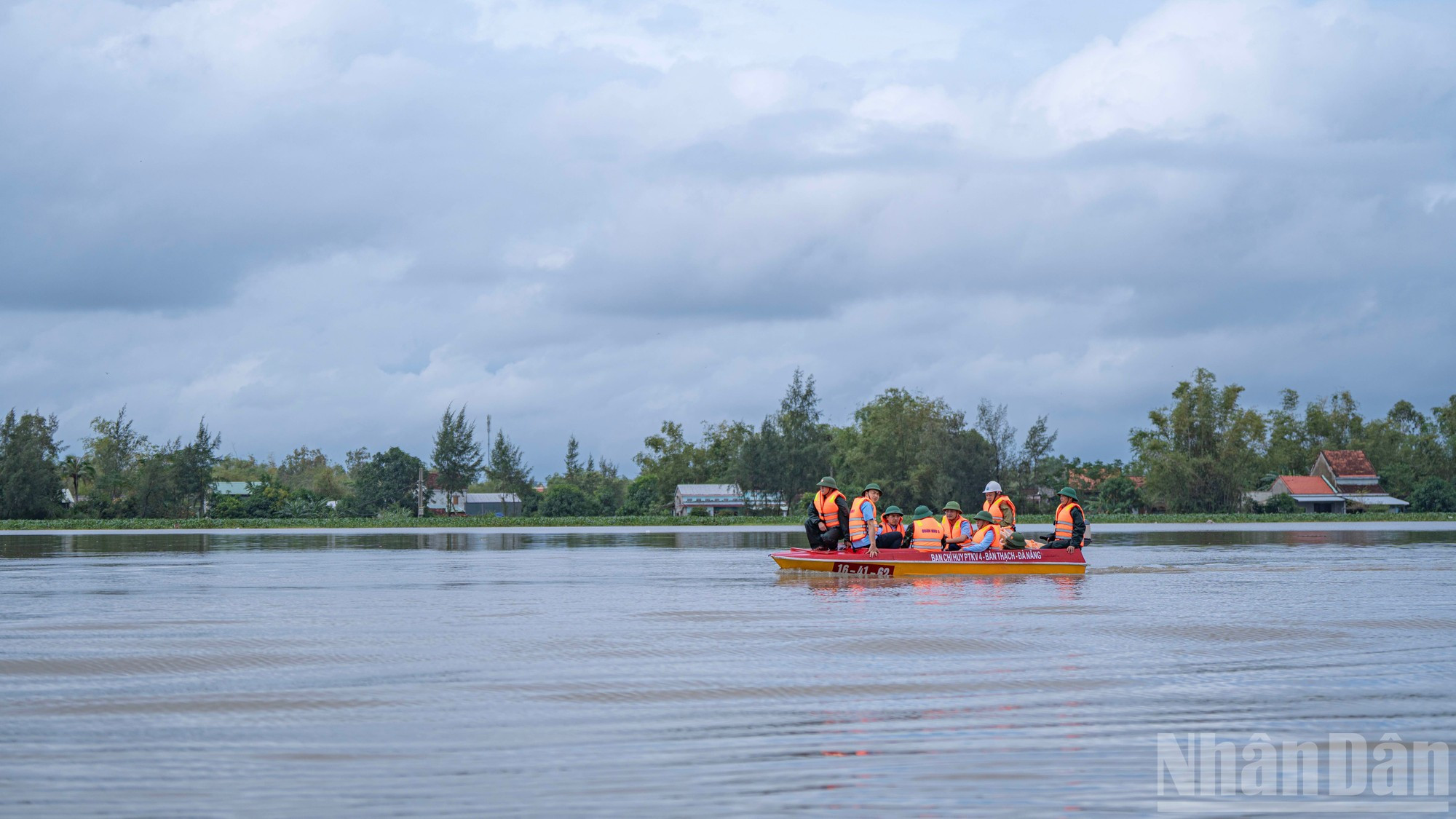 La delegación atraviesa corrientes de agua para visitar las familias afectadas por las inundaciones en la comuna de Thang An. La delegación atraviesa corrientes de agua para visitar las familias afectadas por las inundaciones en la comuna de Thang An.