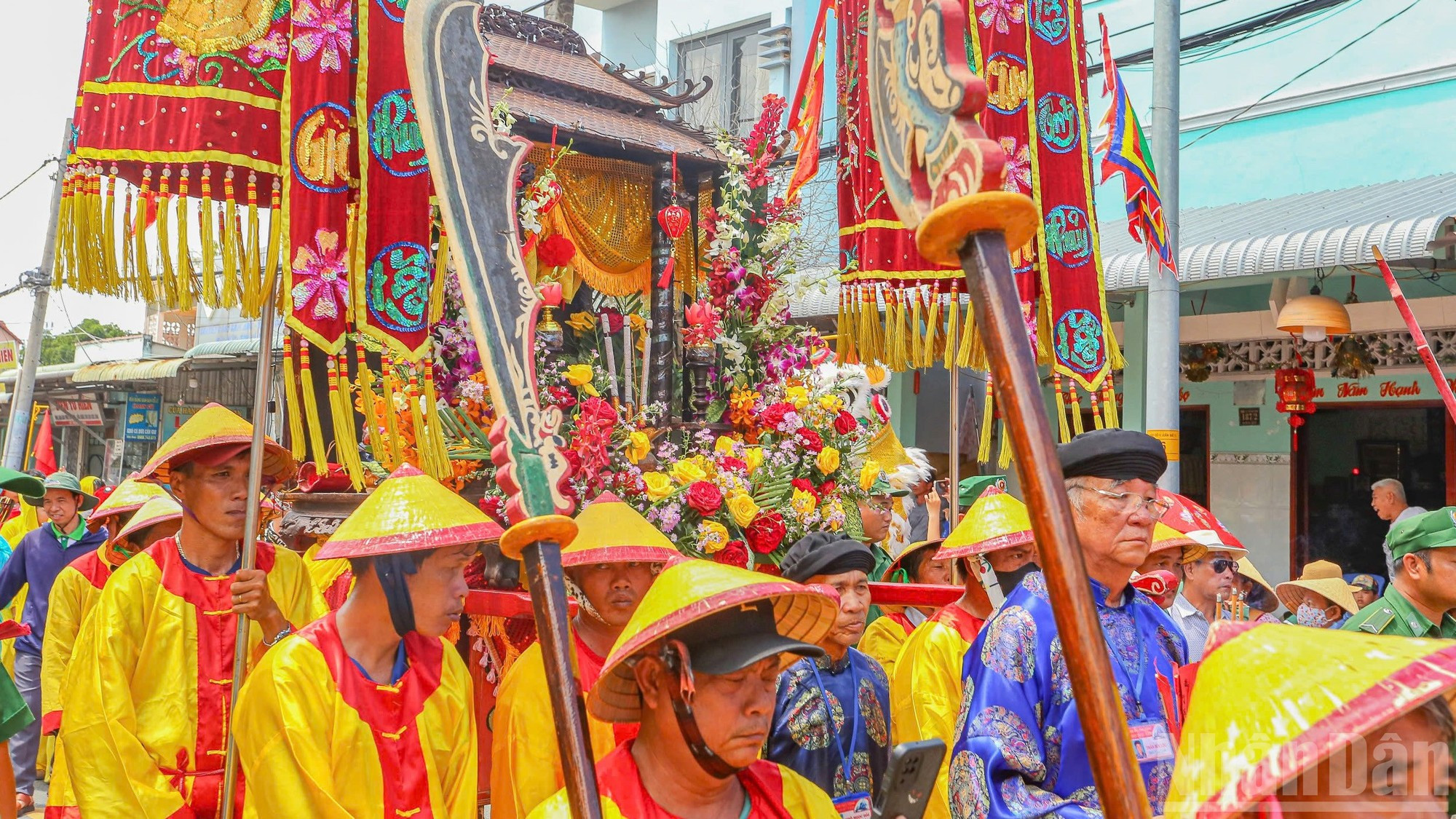 La procesión parte del Templo Ong Thuy Tuong en la comuna de Can Gio, en Ciudad Ho Chi Minh, y se dirige hacia el muelle Co Khi, donde comienza el recorrido de nghinh ong (recepción del dios ballena) en el mar, el rito más sagrado del festival.
