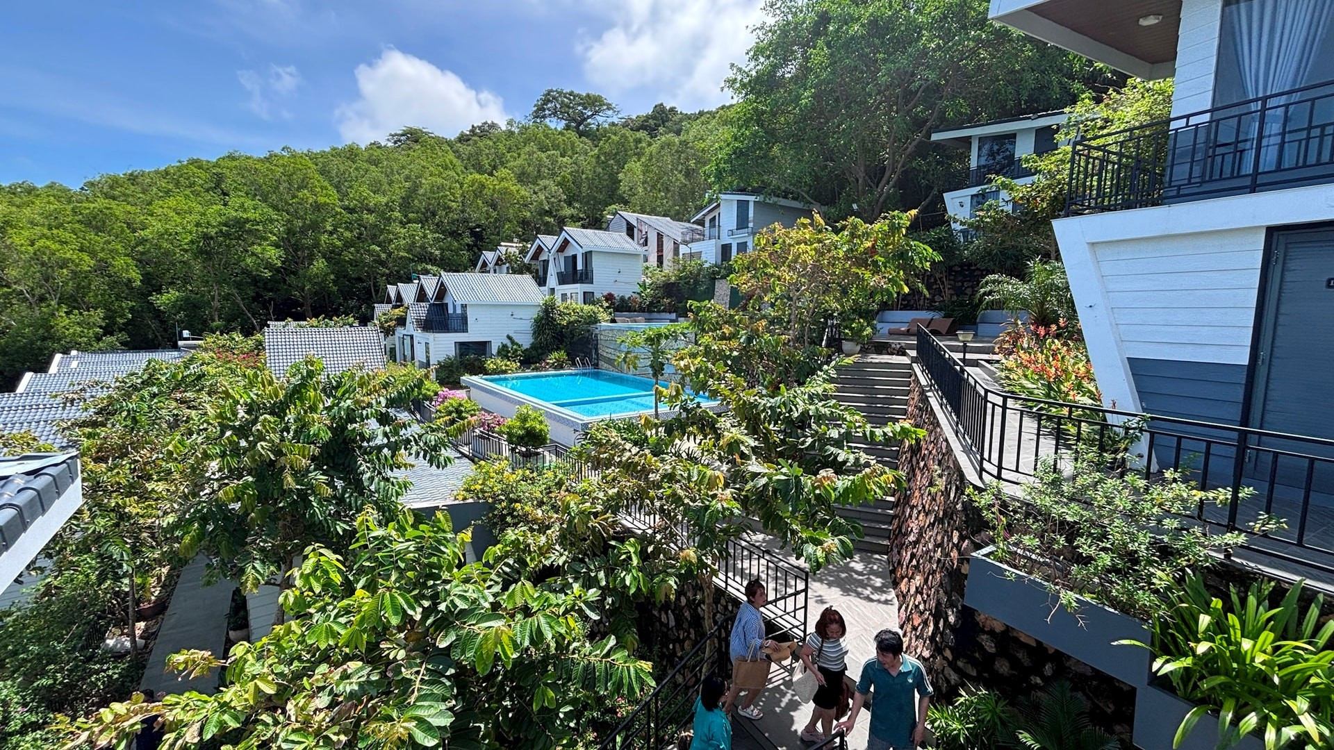 Tras un día de exploración, los visitantes pueden regresar a los cómodos alojamientos de la isla grande de Nam Du y prepararse para la siguiente jornada de descubrimiento. Tras un día de exploración, los visitantes pueden regresar a los cómodos alojamientos de la isla grande de Nam Du y prepararse para la siguiente jornada de descubrimiento.