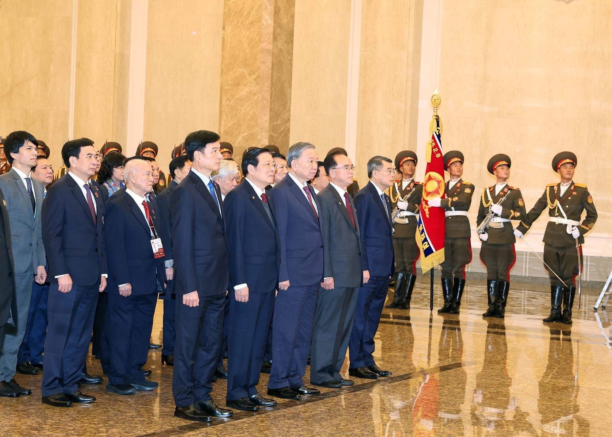La delegación vietnamita rinde homenaje a los dos líderes de Corea del Norte. La delegación vietnamita rinde homenaje a los dos líderes de Corea del Norte.