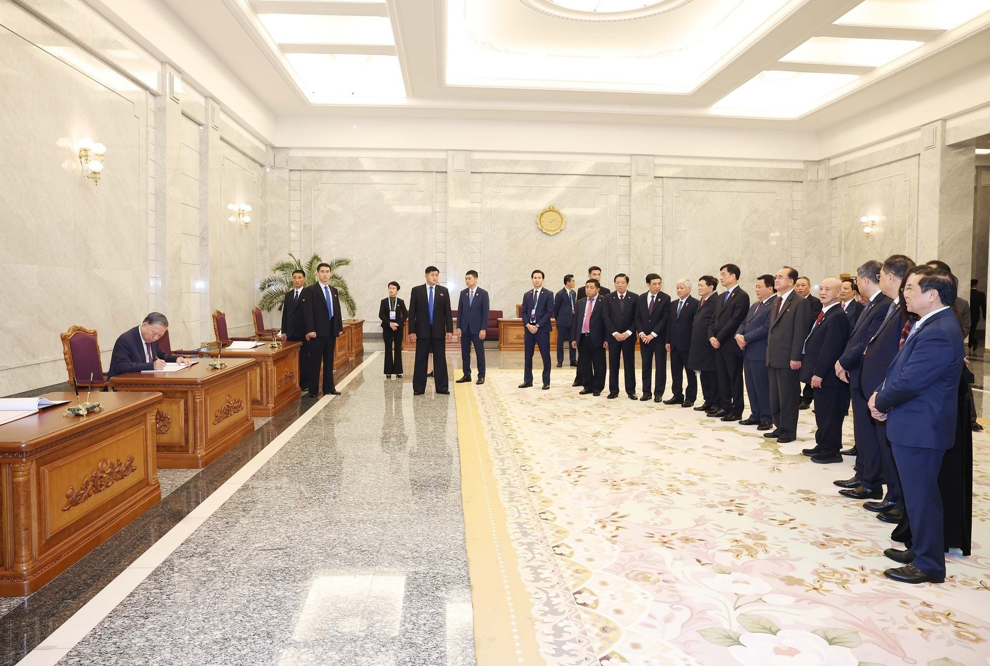 El secretario general To Lam firma el libro de visitas en el Palacio del Sol de Kumsusan. El secretario general To Lam firma el libro de visitas en el Palacio del Sol de Kumsusan.