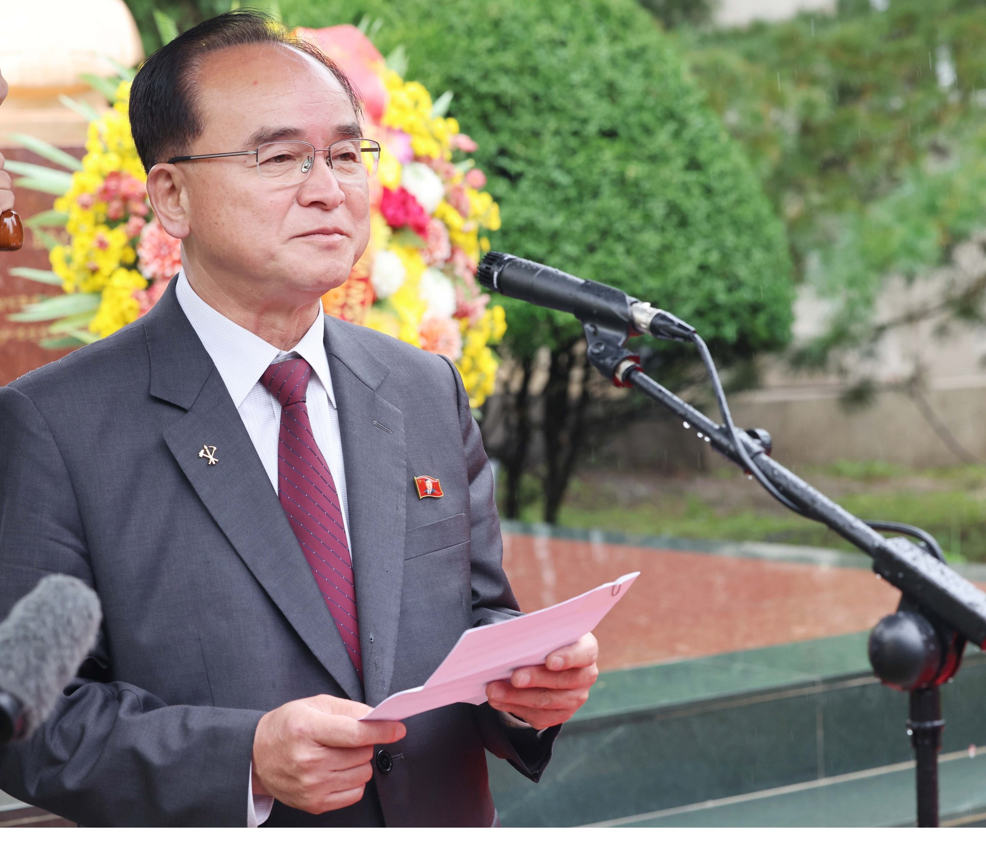 Jo Yong Won, miembro del Presidium del Buró Político, secretario del Comité Central del Partido del Trabajo de Corea y jefe de su Comisión de Organización, pronuncia un discurso.