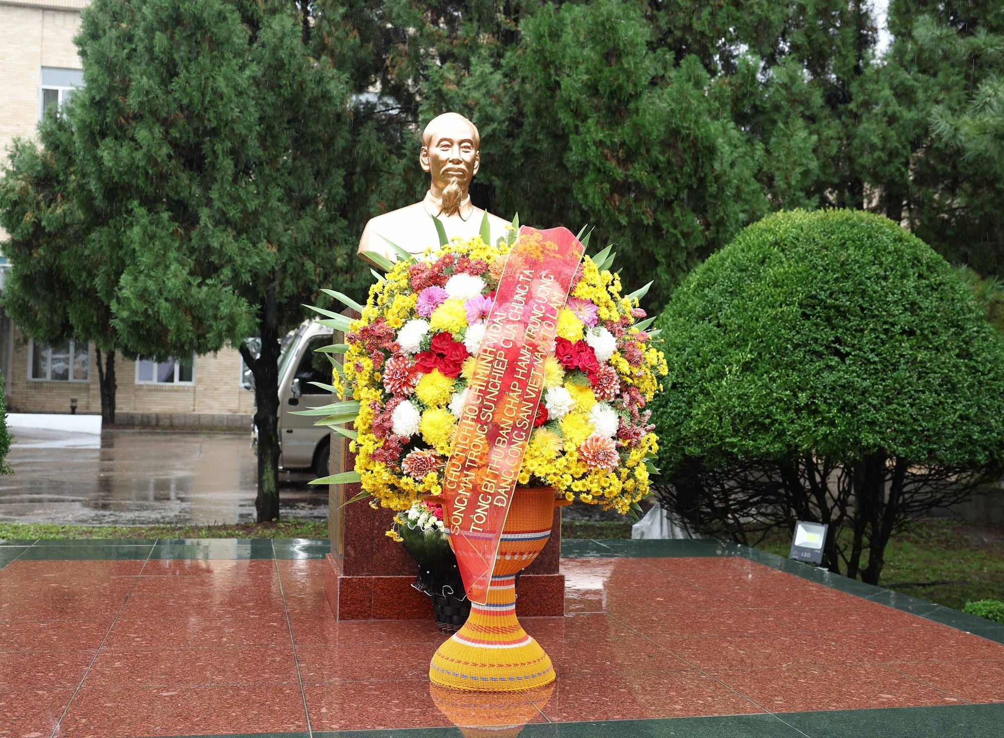 El busto de Presidente Ho Chi Minh en el recinto de la Embajada de Vietnam en Corea del Norte.