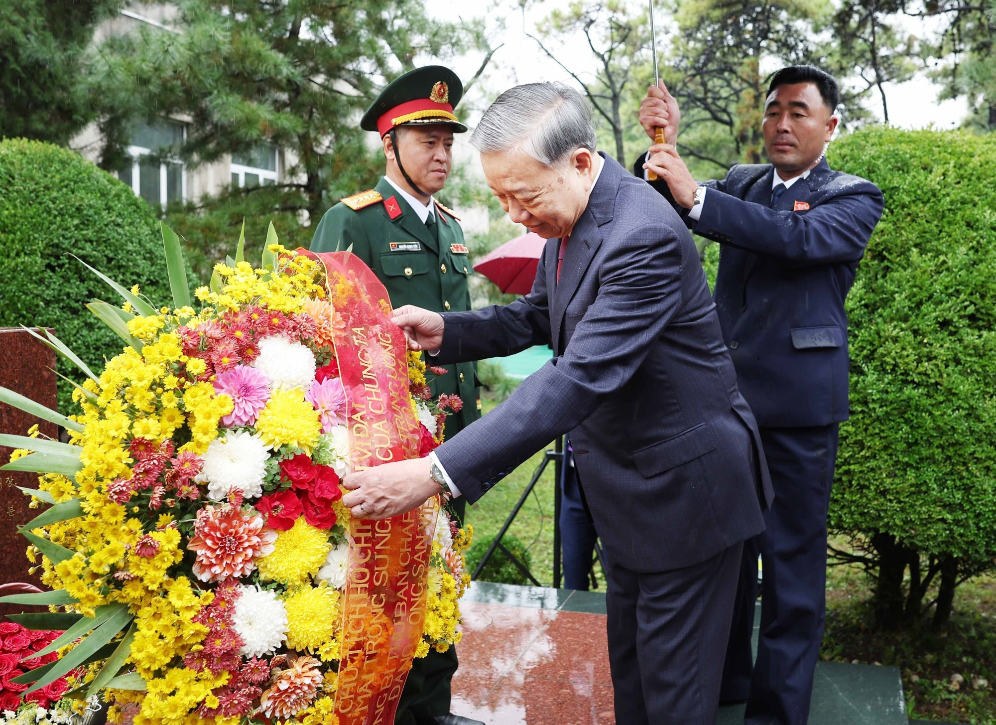 El secretario general To Lam deposita una cesta de flores en homenaje al Presidente Ho Chi Minh.