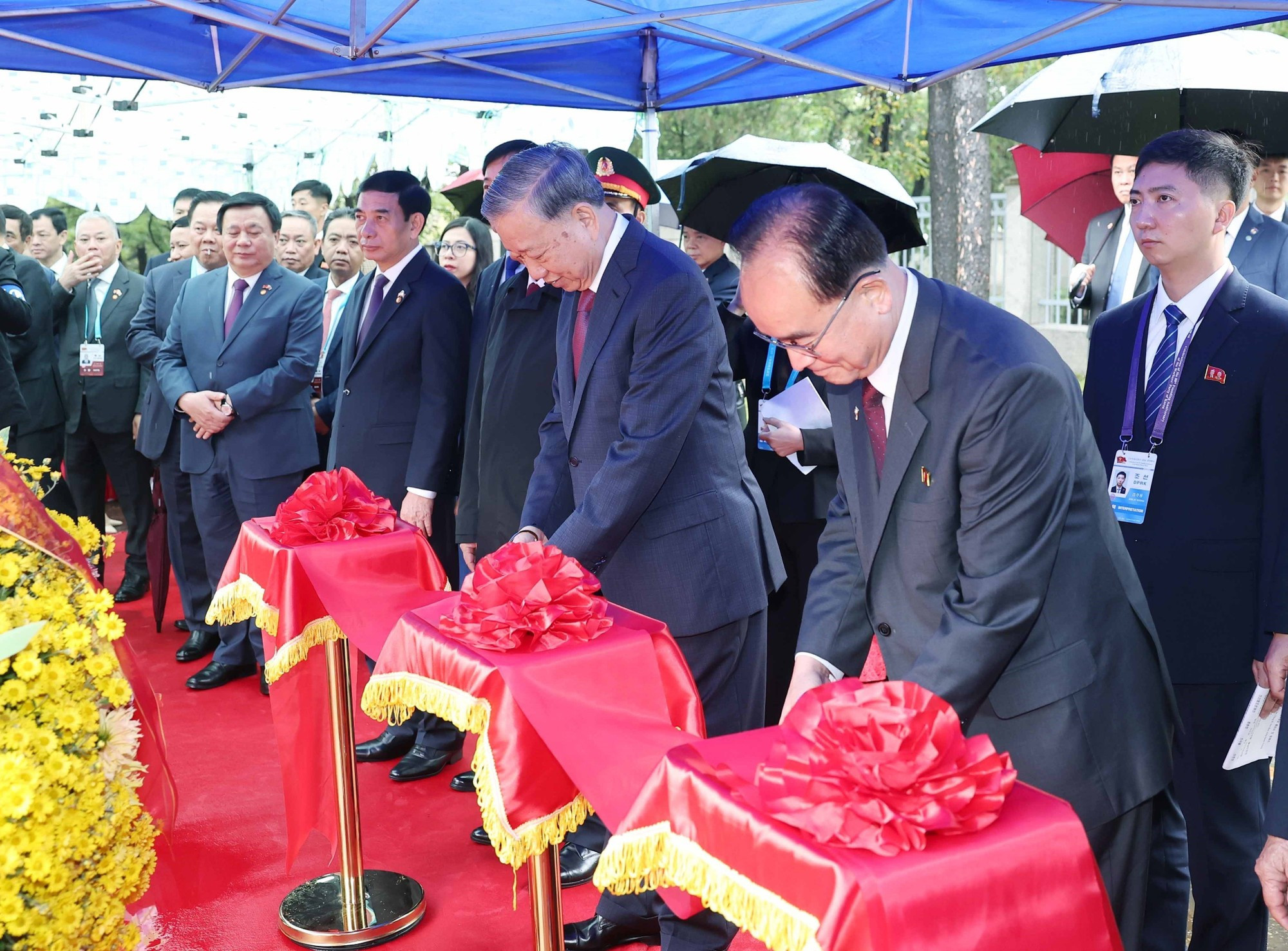 El secretario general del Partido Comunista de Vietnam, To Lam, y los delegados asisten a la ceremonia.