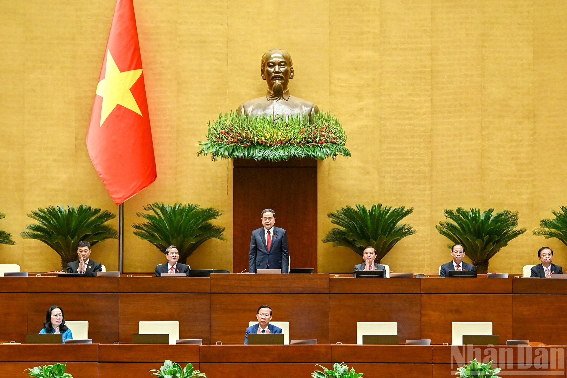 El presidente de la Asamblea Nacional, Tran Thanh Man, con los vicetitulares legislativos en la sesión inaugural.