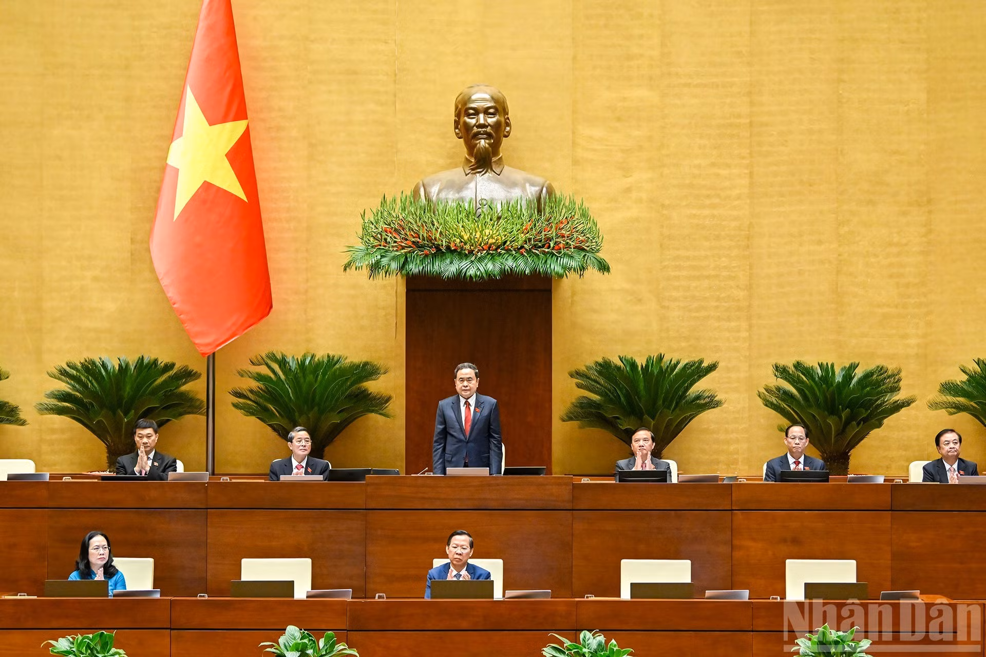 El presidente de la Asamblea Nacional, Tran Thanh Man, con los vicetitulares legislativos en la sesión inaugural.