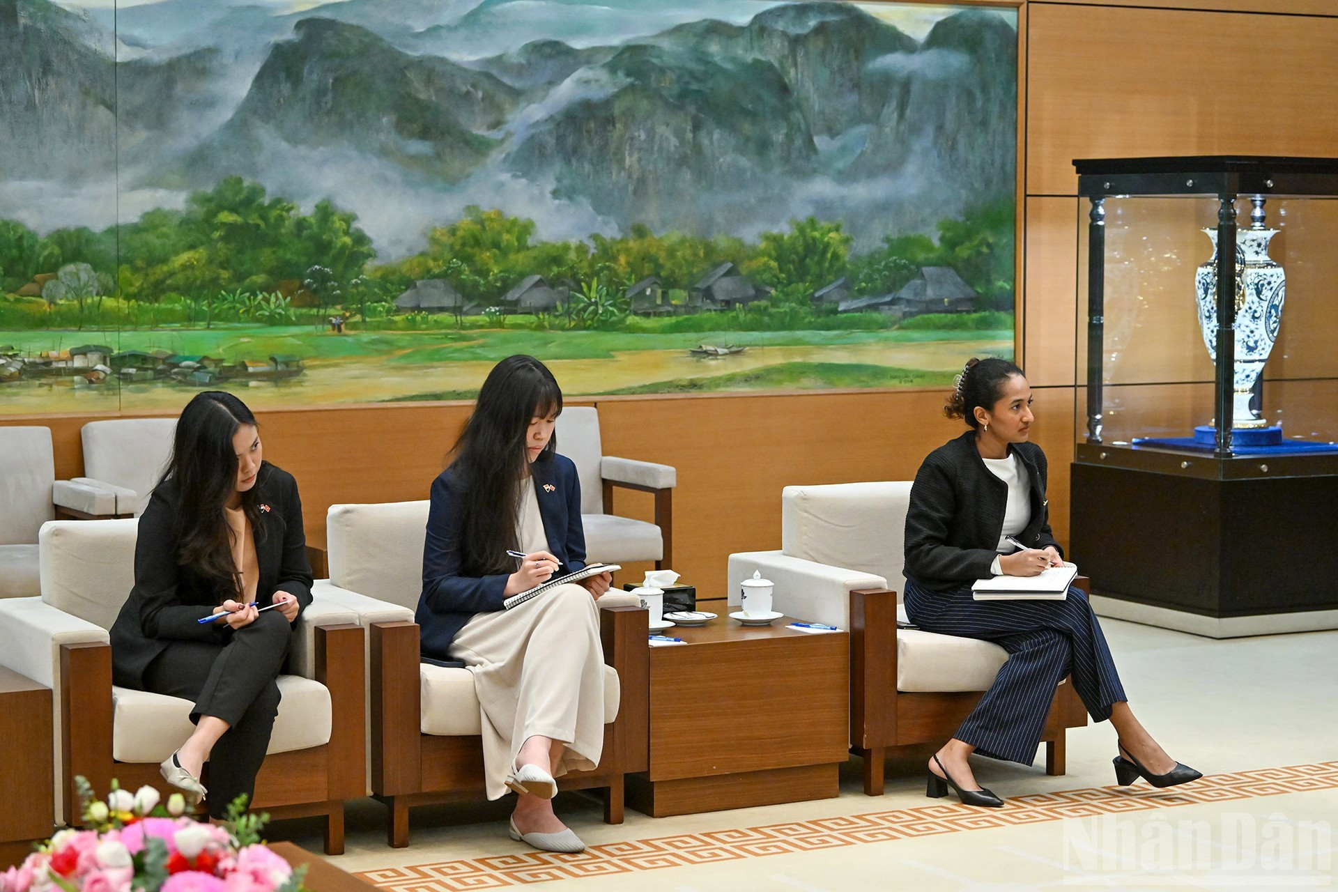 Funcionarias de la embajada singapurense en la cita.