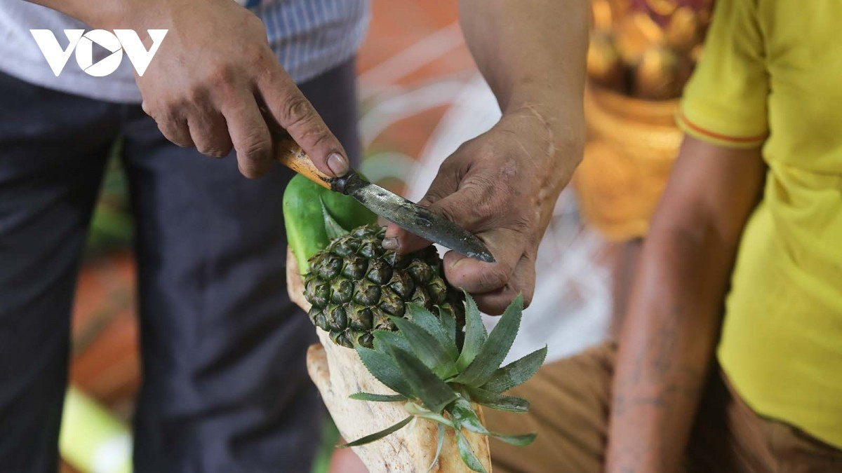 La parte del rizoma de plátano, una vez limpia, se talla para darle forma a la cabeza del dragón. Luego, sobre esta se disponen diversas frutas para crear motivos decorativos. 6.jpg