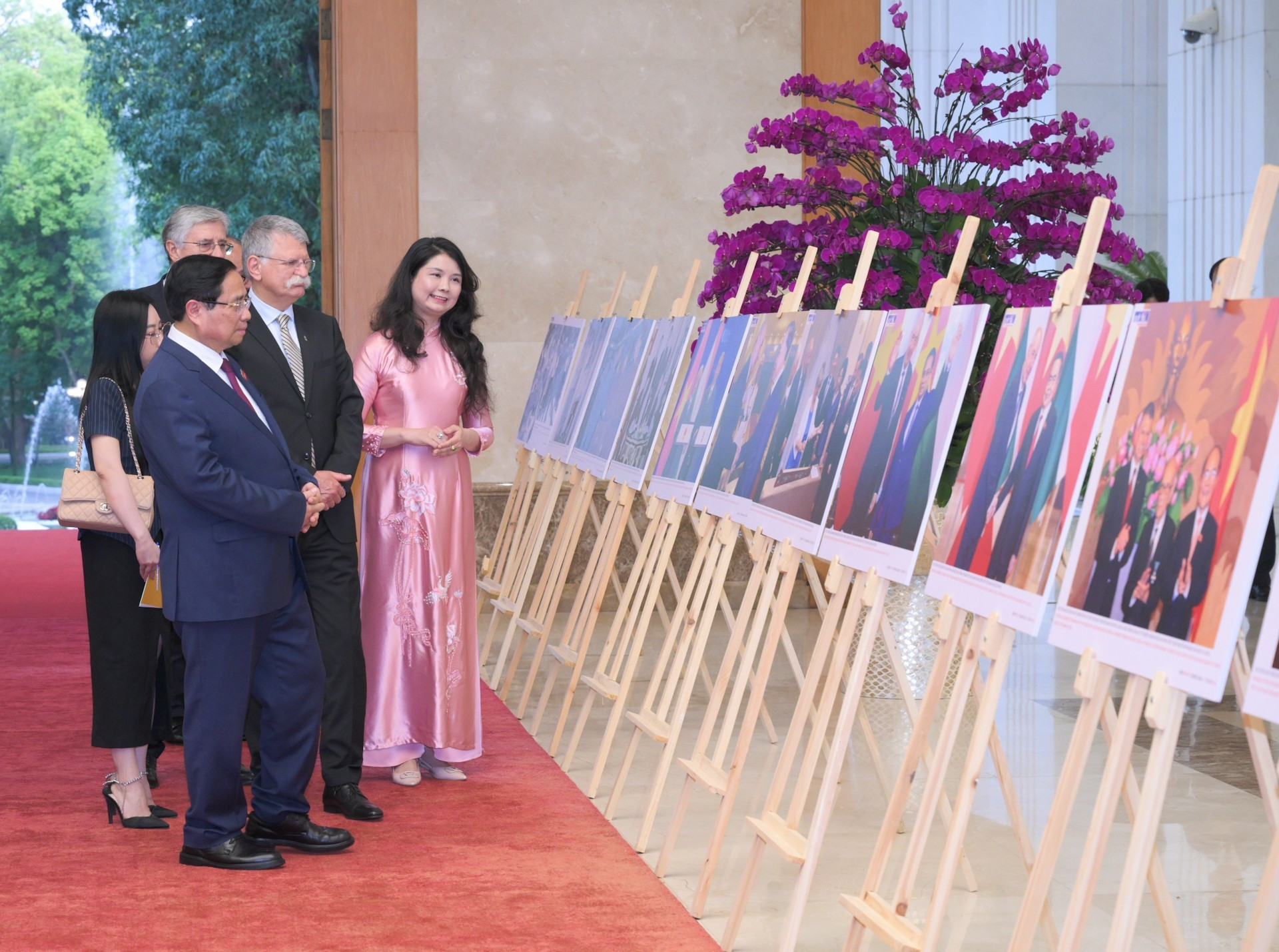 Ambos dirigentes observan imágenes sobre la cooperación entre los dos países.