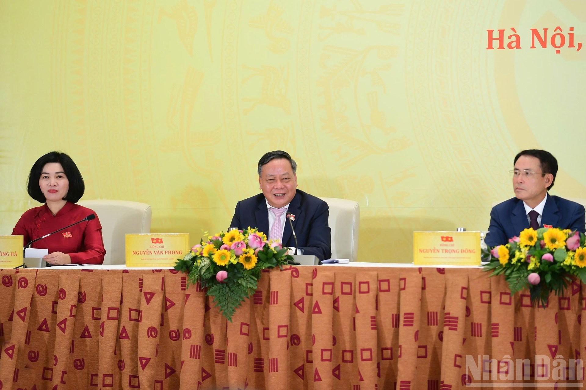 El vicesecretario permanente del Comité del Partido de Hanói, Nguyen Van Phong, responde preguntas en la cita.