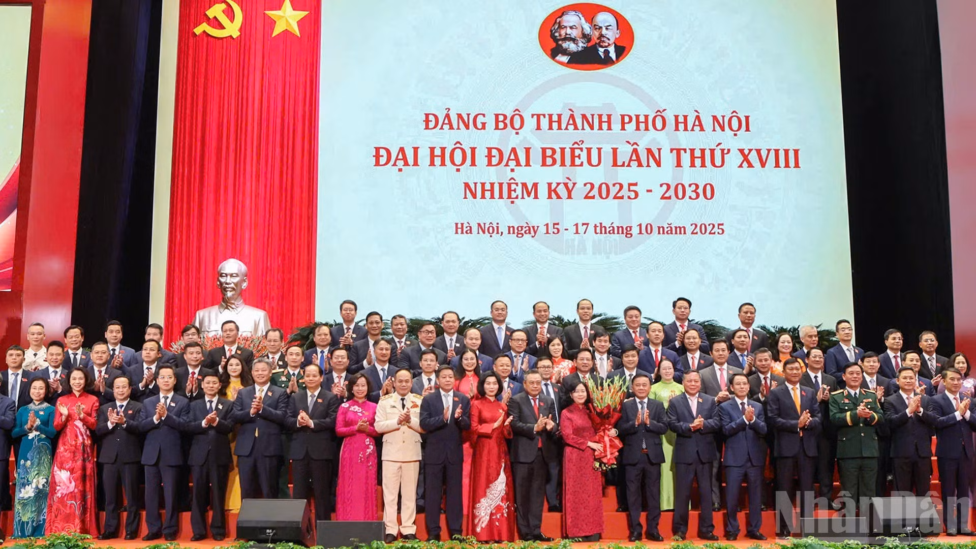 Tran Cam Tu, miembro del Buró Político y permanente del Secretariado del Comité Central del Partido Comunista de Vietnam, entrega flores para felicitar al Buró Ejecutivo del Comité del Partido de Hanói, período 2025-2030.