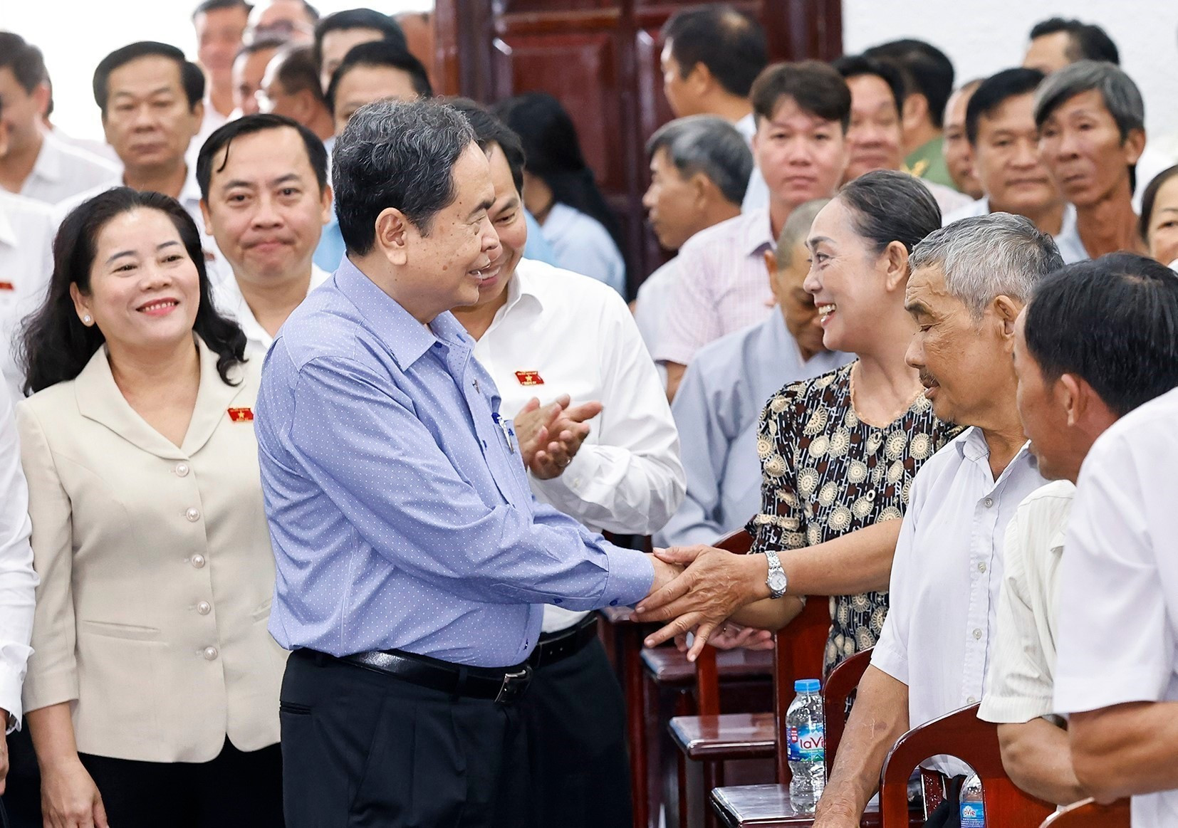 El dirigente legislativo con votantes de Can Tho.