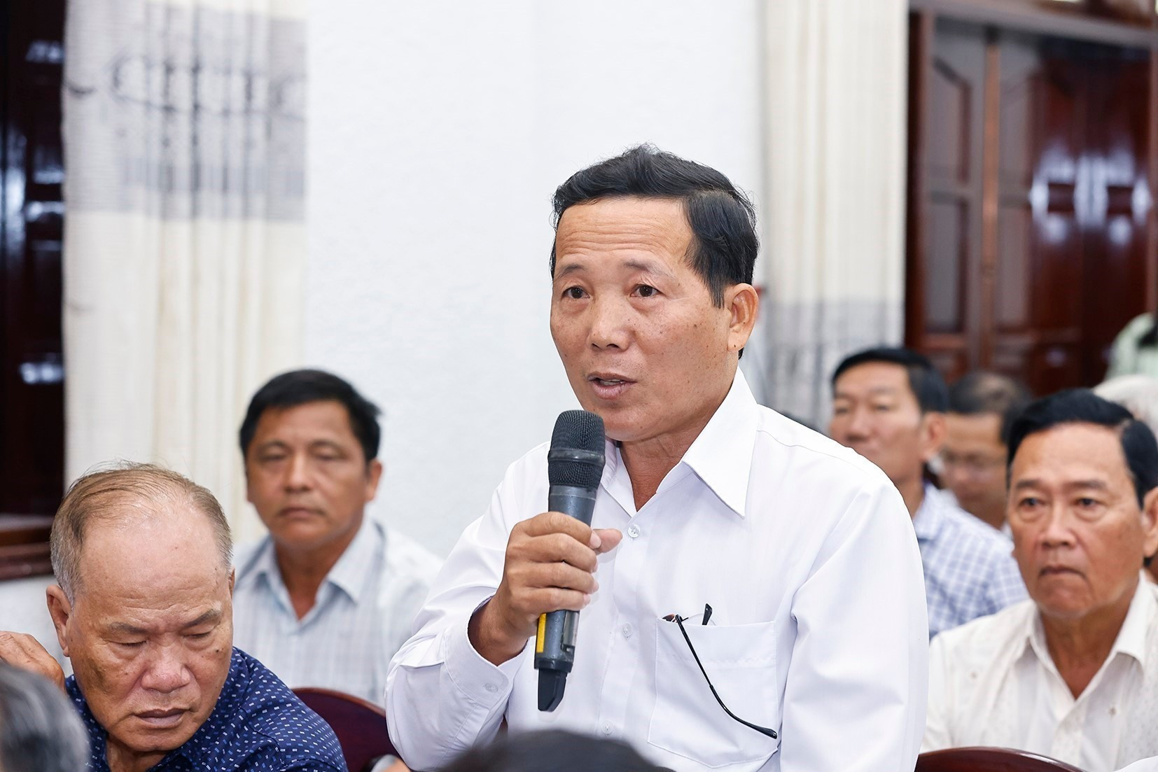 El votante Dang Phuoc Loc expresa sus opiniones a los diputados.