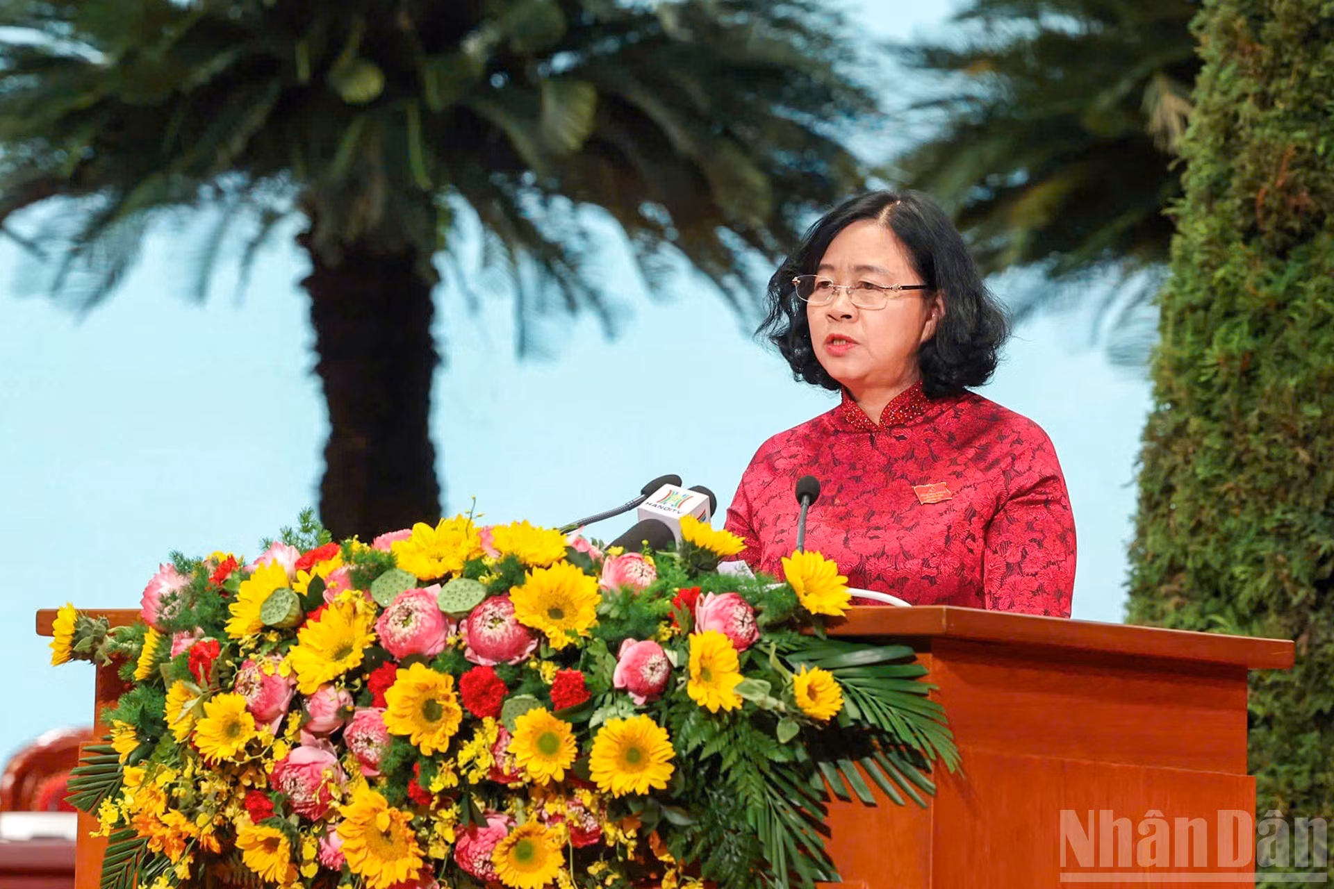 La secretaria del Comité del Partido de Hanói, Bui Thi Minh Hoai, habla en la ceremonia.