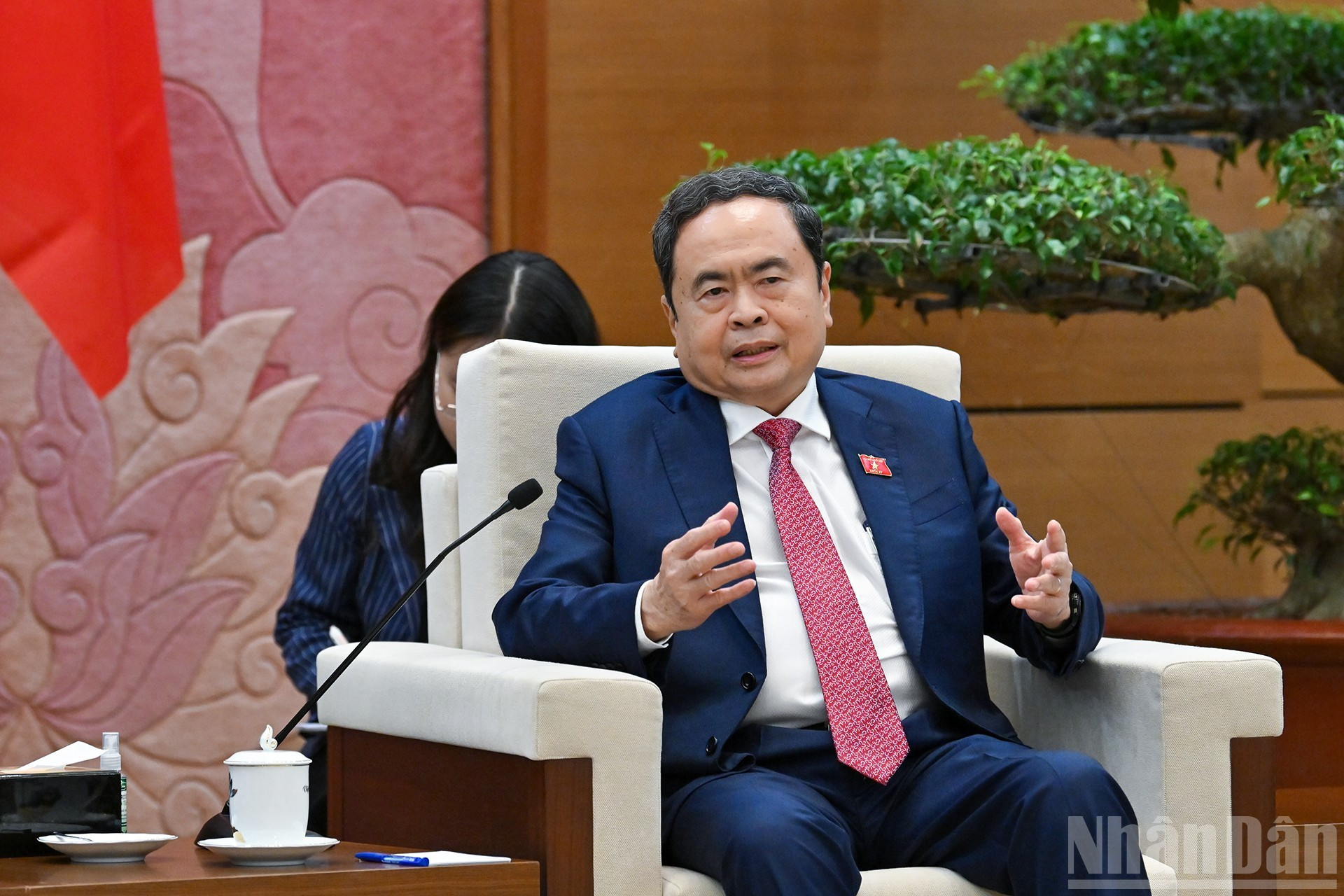 Thanh Man habla en el evento.