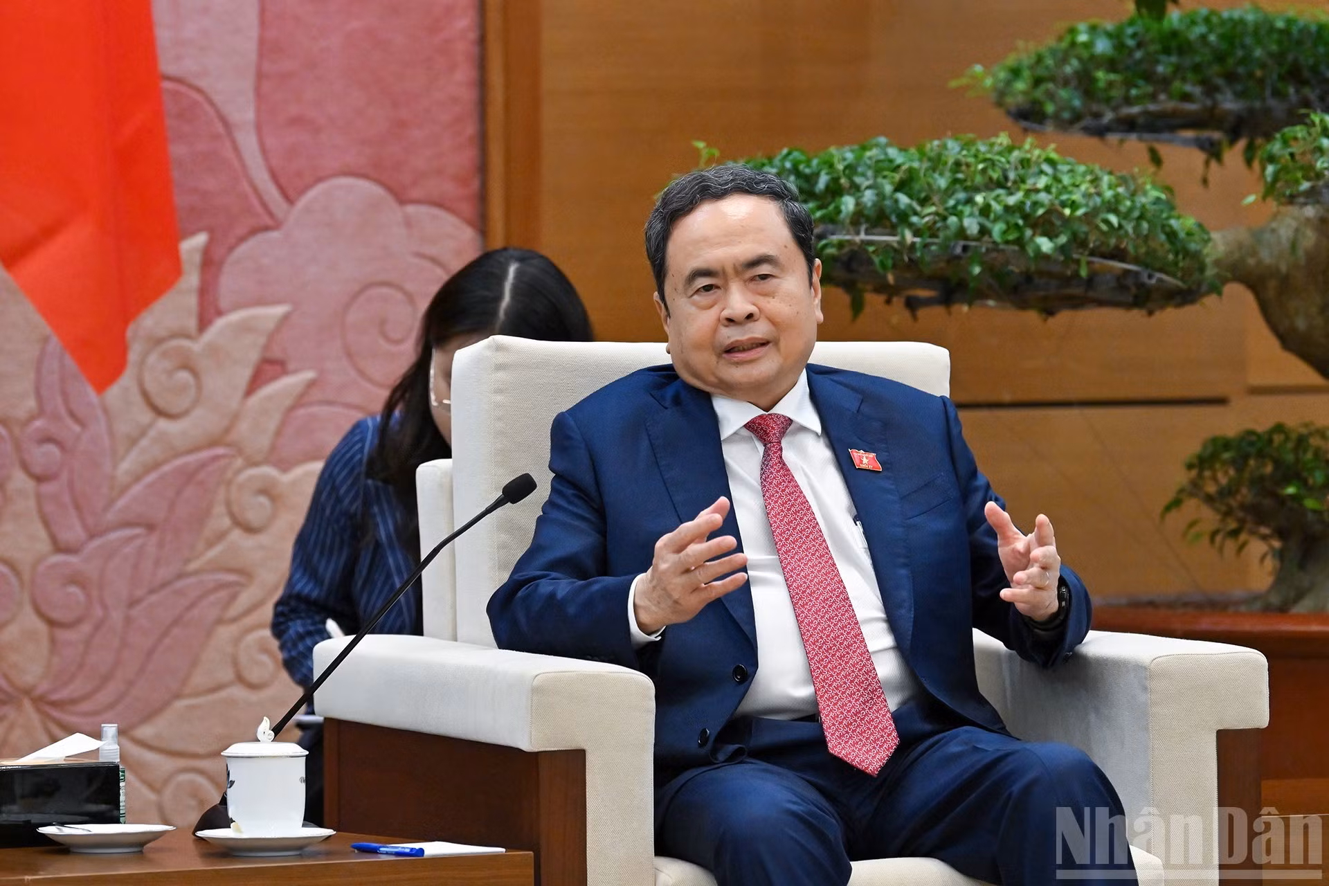 Thanh Man habla en el evento.