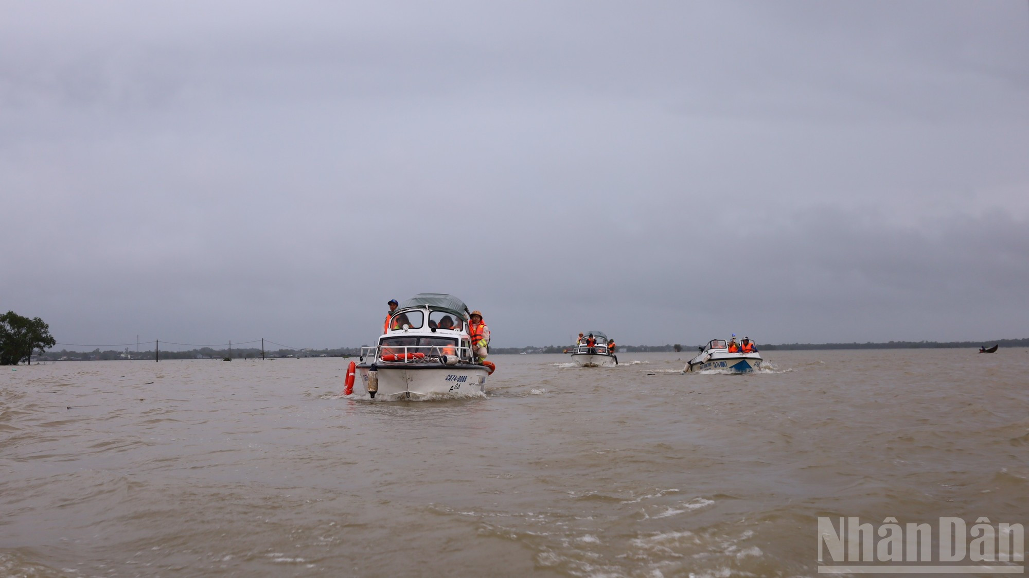 Lanchas transportan al viceprimer ministro Mai Van Chinh, junto con la delegación de trabajo, a la zona más afectada por las inundaciones en la comuna de Dien Sanh. Lanchas transportan al viceprimer ministro Mai Van Chinh, junto con la delegación de trabajo, a la zona más afectada por las inundaciones en la comuna de Dien Sanh.