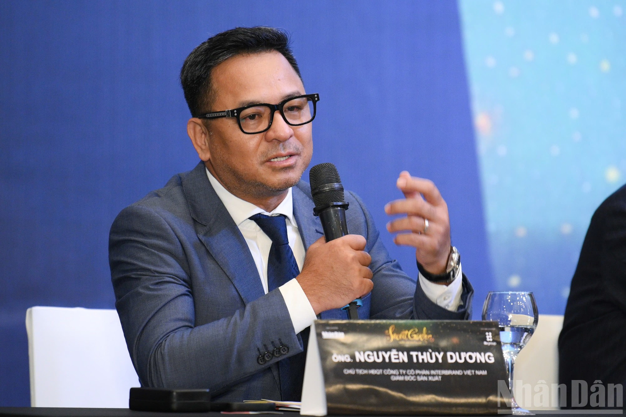 Nguyen Thuy Duong, presidente del Grupo IB Vietnam, interviene en la cita.