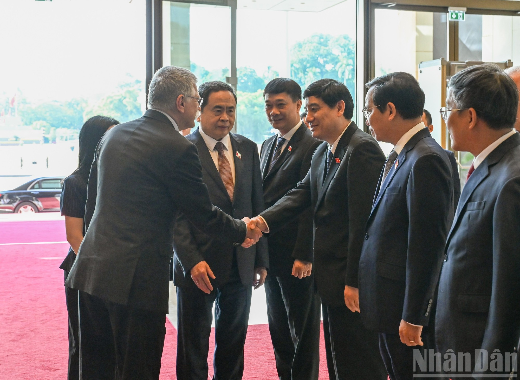 Thanh Man presenta a los delegados vietnamitas al titular del Legislativo húngaro. Thanh Man presenta a los delegados vietnamitas al titular del Legislativo húngaro.