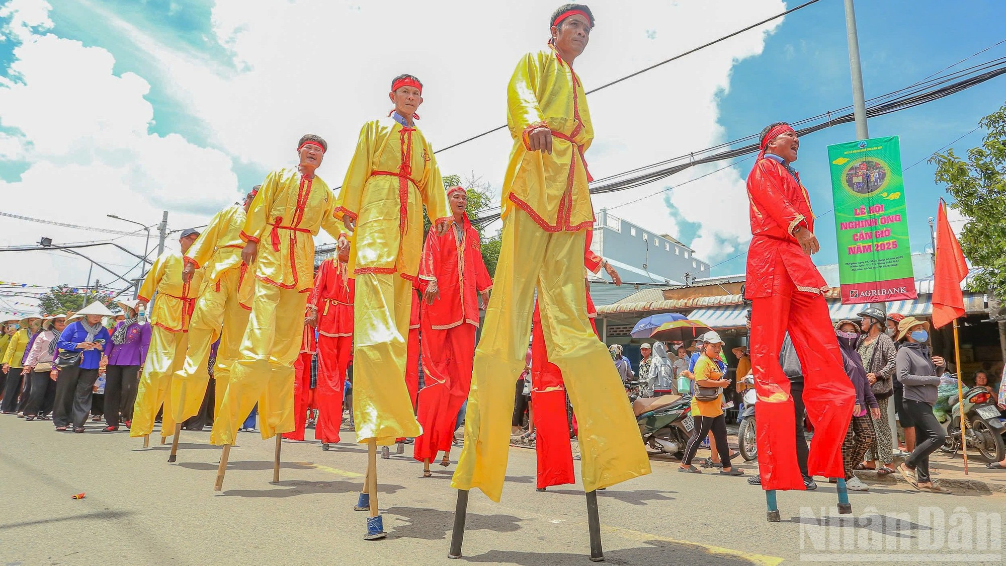 Esta es considerada la gran fiesta de la gente costera, un día en que los pescadores salen al mar en sus barcos para participar en ceremonias, compartir comidas y rezar por una nueva temporada de pesca segura y próspera.