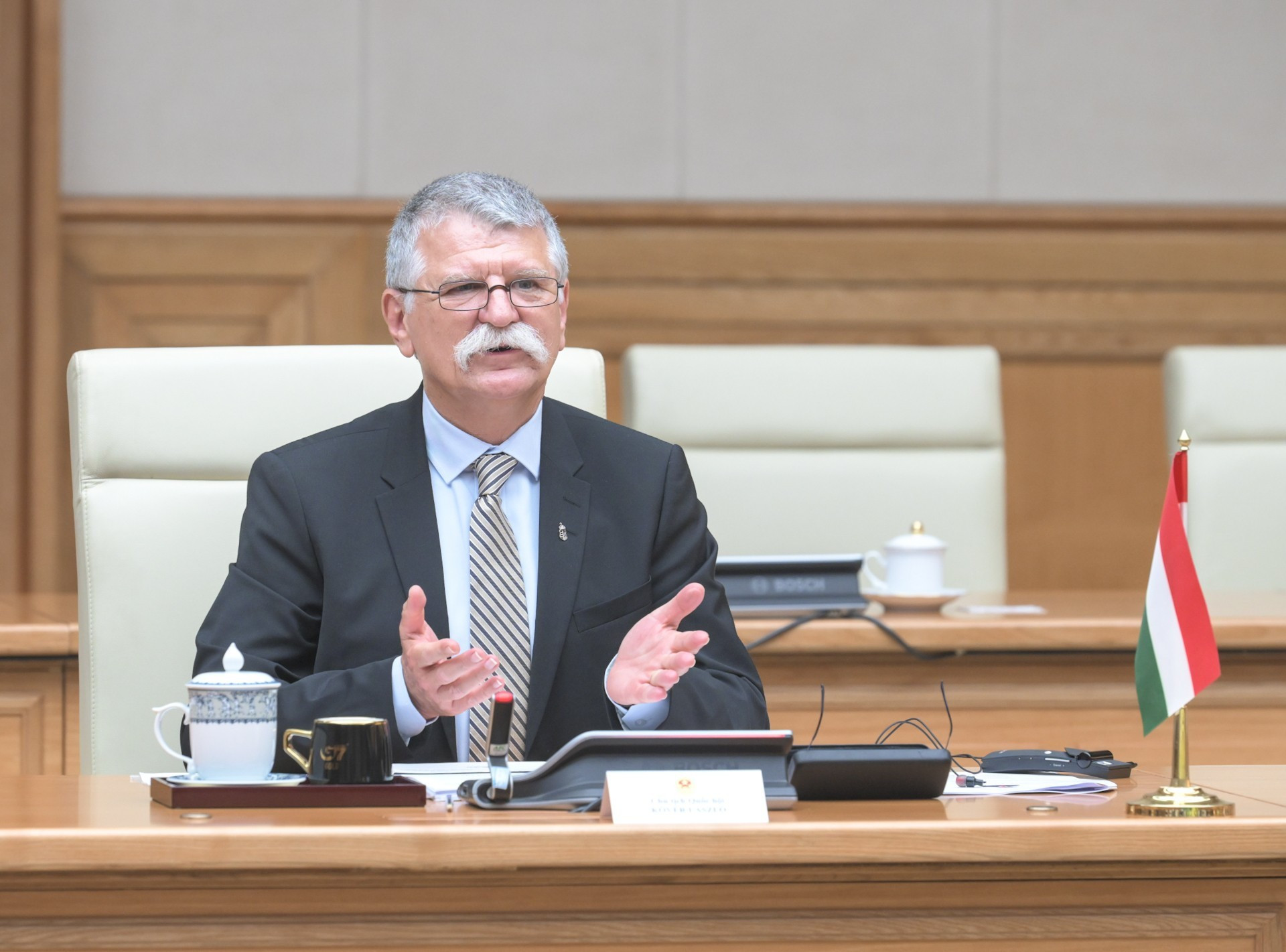 Laszlo Kover interviene en la reunión.
