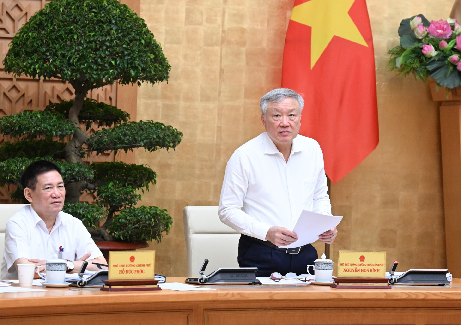 El viceprimer ministro permanente, Nguyen Hoa Binh, habla en la reunión.