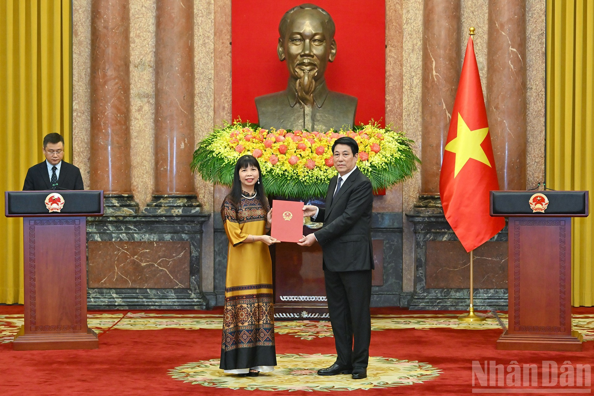 Otorgan la decisión de otorgar el título de Embajador de la República Socialista de Vietnam de primera categoría a la subjefa del Comité Estatal sobre Vietnamitas en el Extranjero, Pham Thi Kim Hoa.