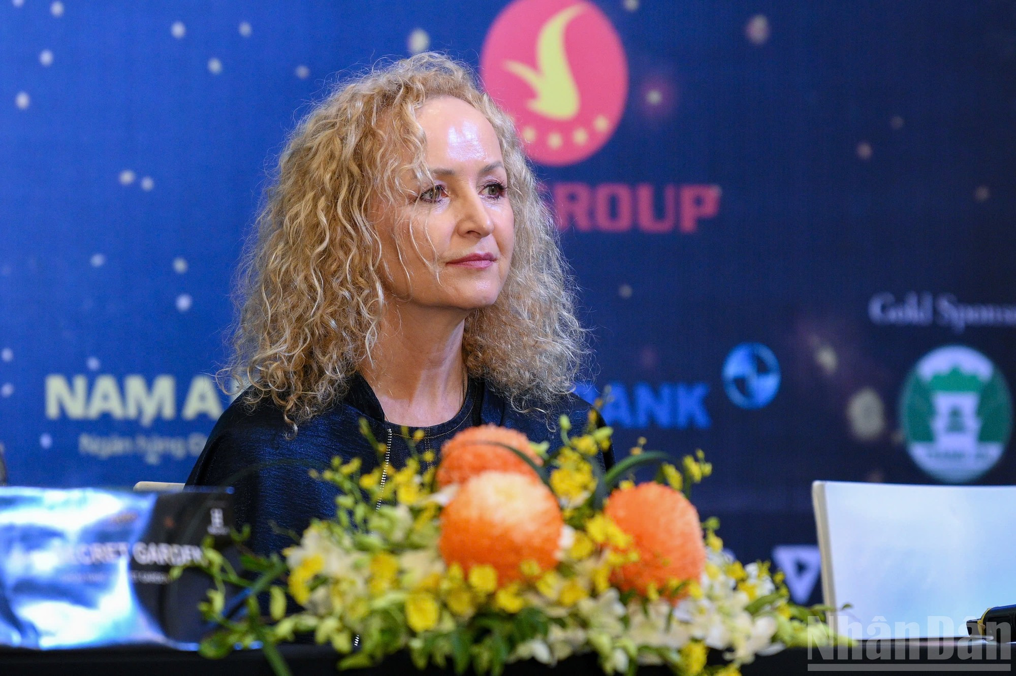 Los dos artistas expresan su agradecimiento al director escénico Pham Hoang Nam.