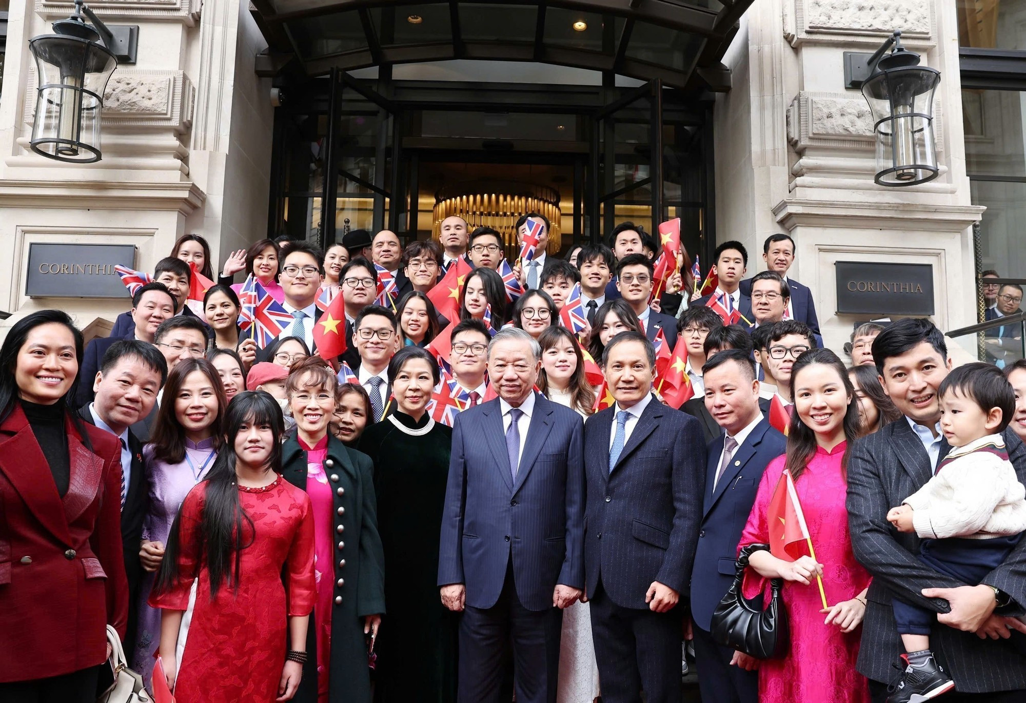 La comunidad vietnamita en el Reino Unido despide al secretario general To Lam y a su esposa. La comunidad vietnamita en el Reino Unido despide al secretario general To Lam y a su esposa.