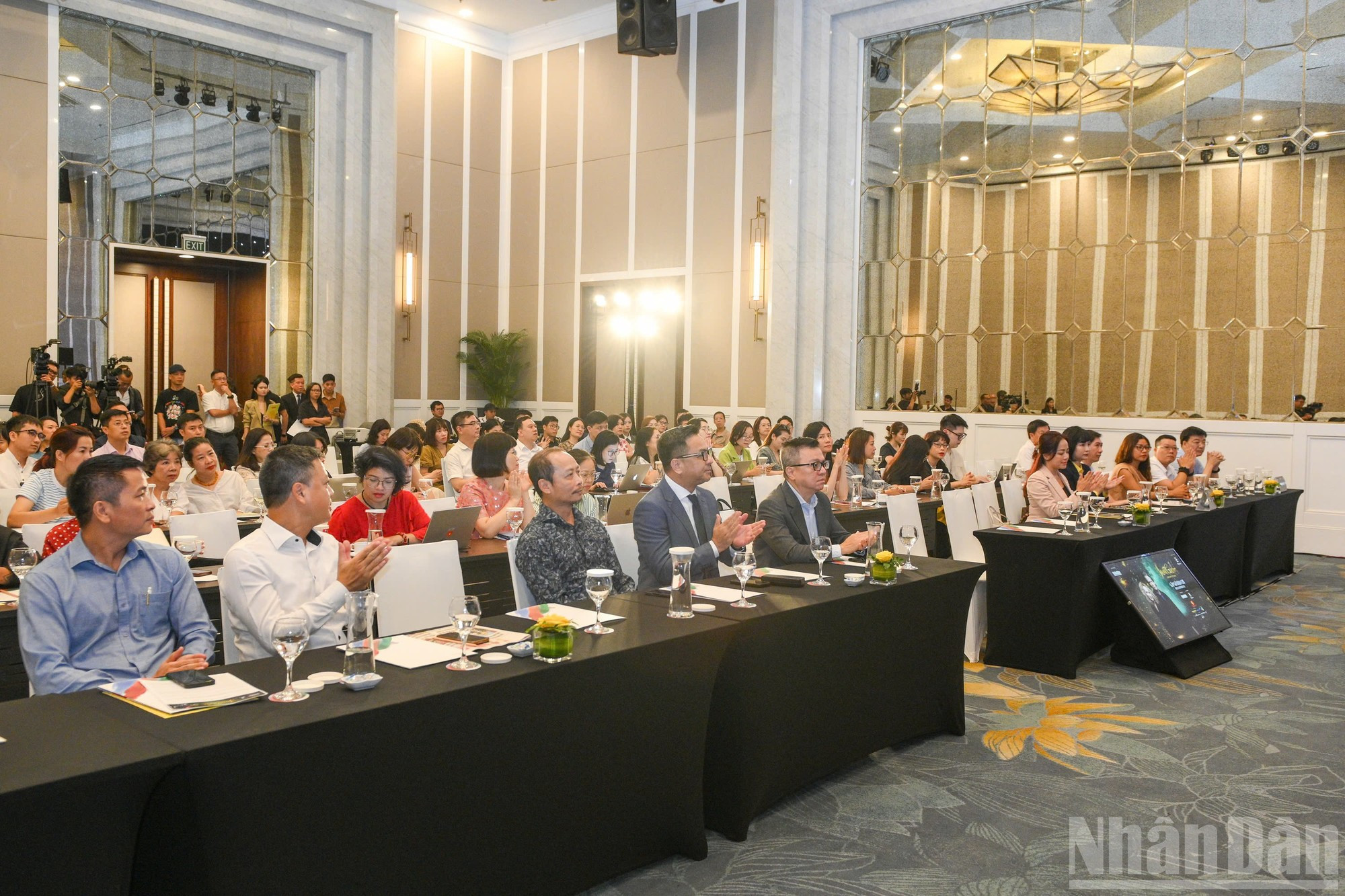 “Secret Garden Live in Vietnam” tendrá lugar a las 19:30 horas del 18 de octubre en el Centro Nacional de Convenciones de Hanói. Este evento forma parte del proyecto musical internacional para la comunidad “Good Morning Vietnam”, realizado anualmente por el periódico Nhan Dan y el Grupo IB Vietnam.