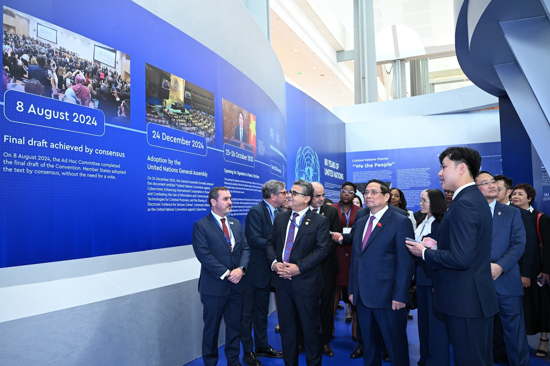 El primer ministro Pham Minh Chinh visita el espacio de exposición sobre el desarrollo de las Naciones Unidas. El primer ministro Pham Minh Chinh visita el espacio de exposición sobre el desarrollo de las Naciones Unidas.