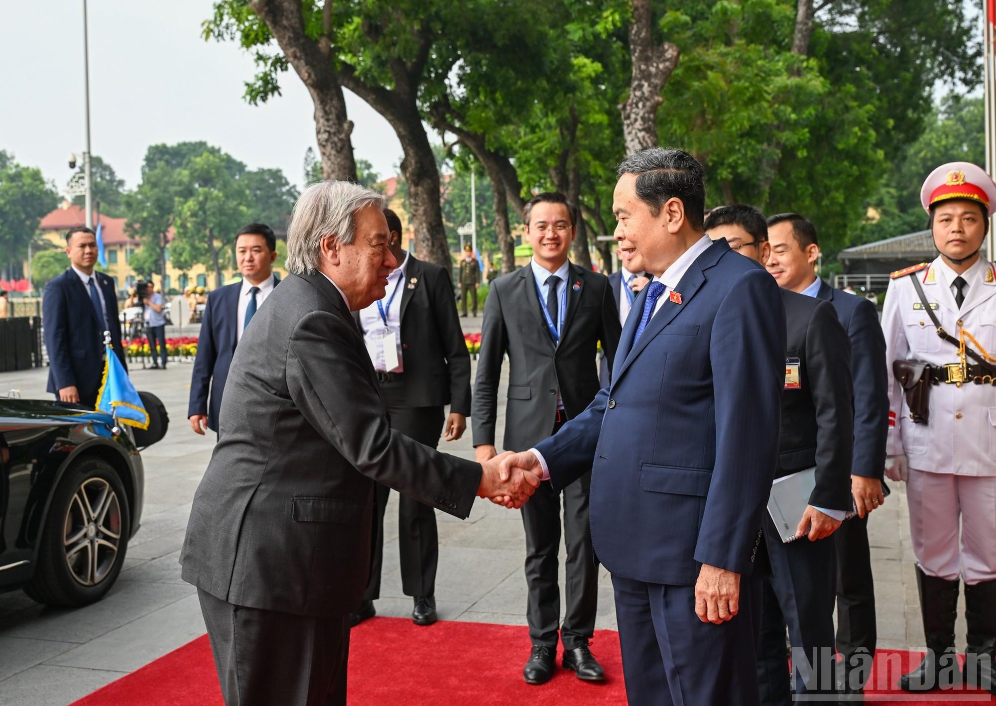 El presidente de la Asamblea Nacional de Vietnam, Tran Thanh Man, recibe al secretario general de la ONU, António Guterres.