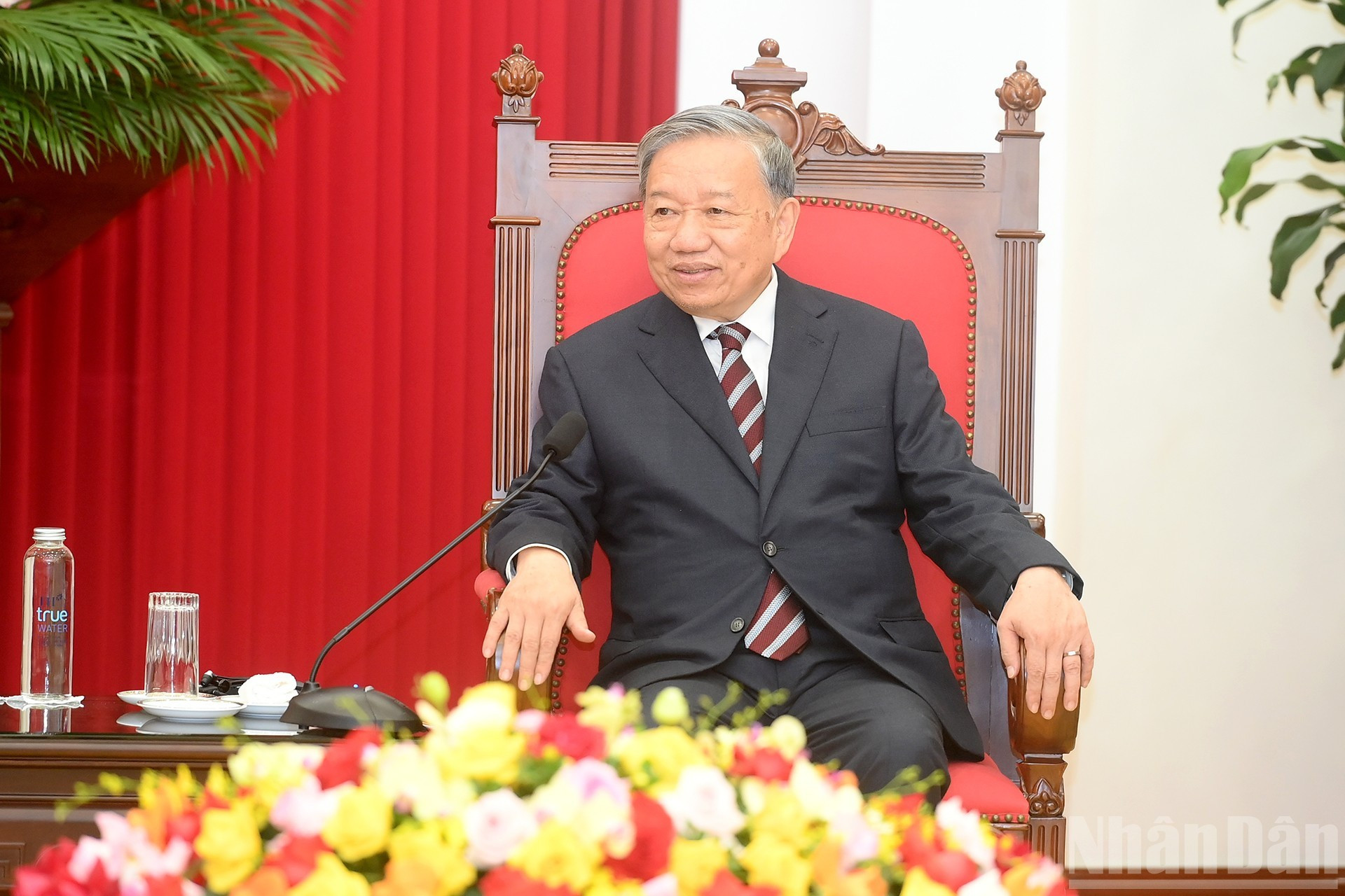 To Lam habla en la reunión.