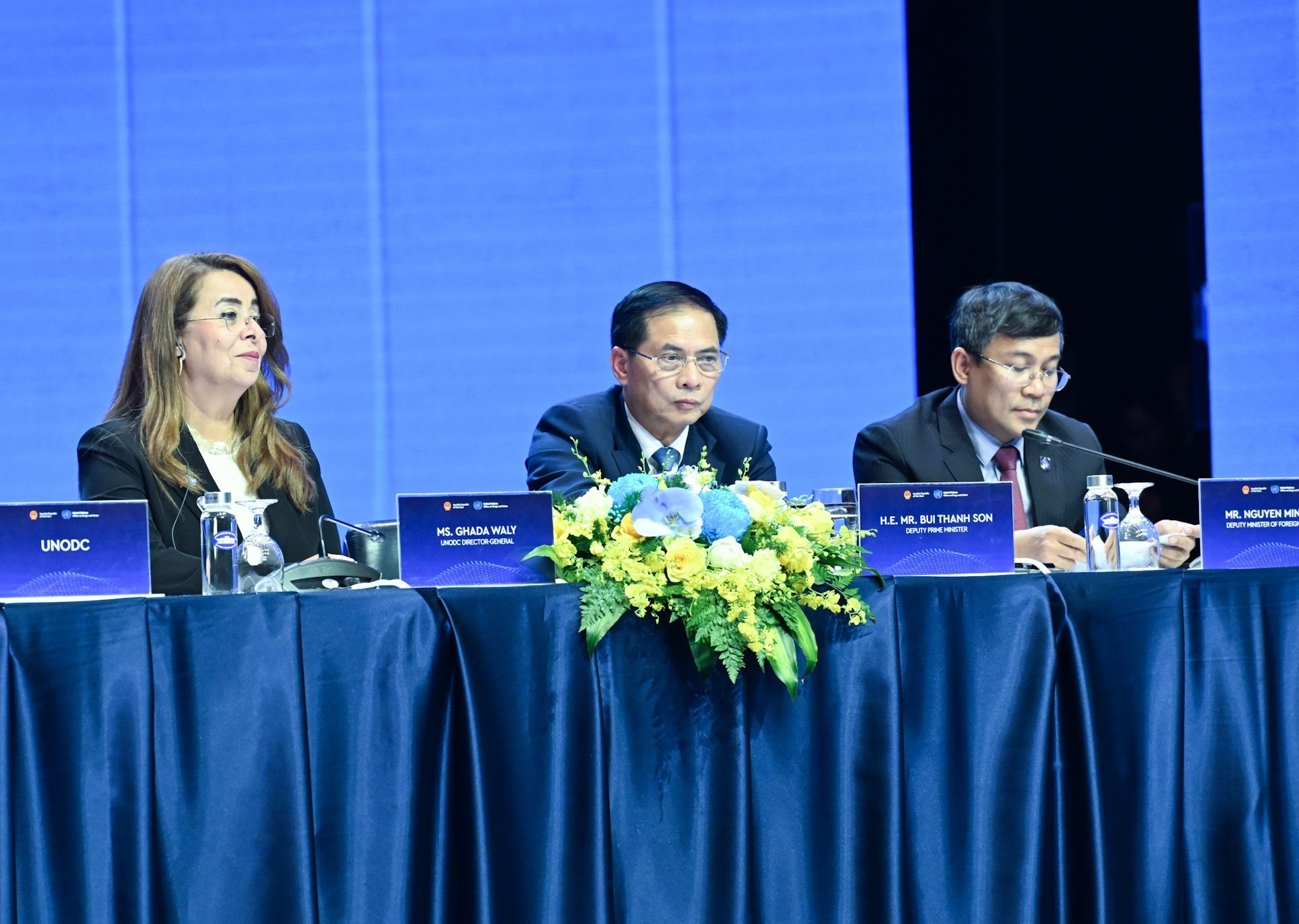El viceprimer ministro de Vietnam Bui Thanh Son participa en el Presidium de la sesión. El viceprimer ministro de Vietnam Bui Thanh Son participa en el Presidium de la sesión.