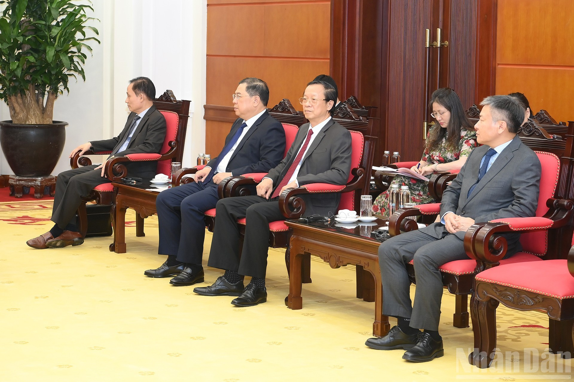 Asistentes vietnamitas en el encuentro.