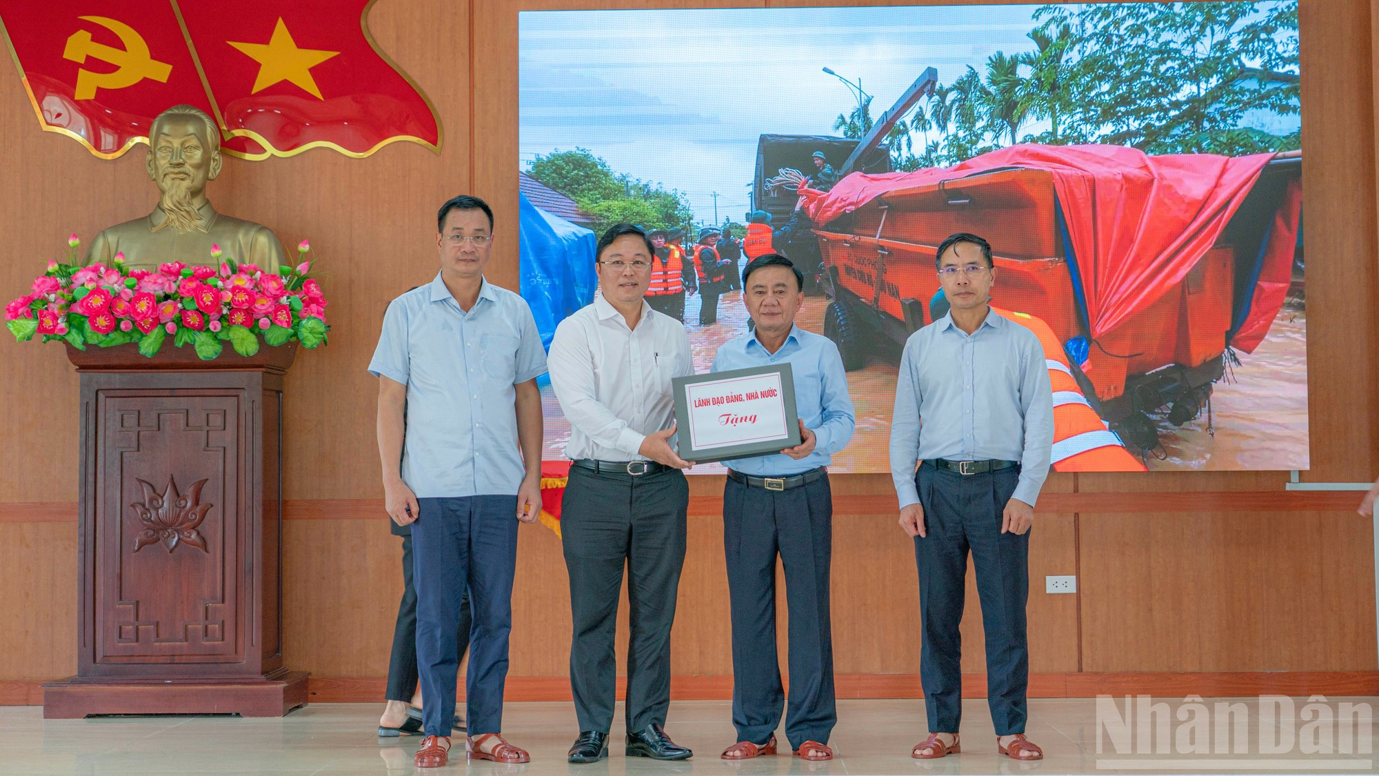 Entregan a la ciudad de Da Nang la asistencia enviada por los dirigentes del Partido y del Estado. Entregan a la ciudad de Da Nang la asistencia enviada por los dirigentes del Partido y del Estado.