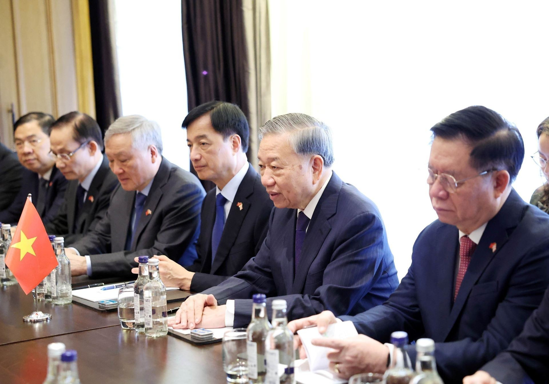 To Lam habla en la cita.