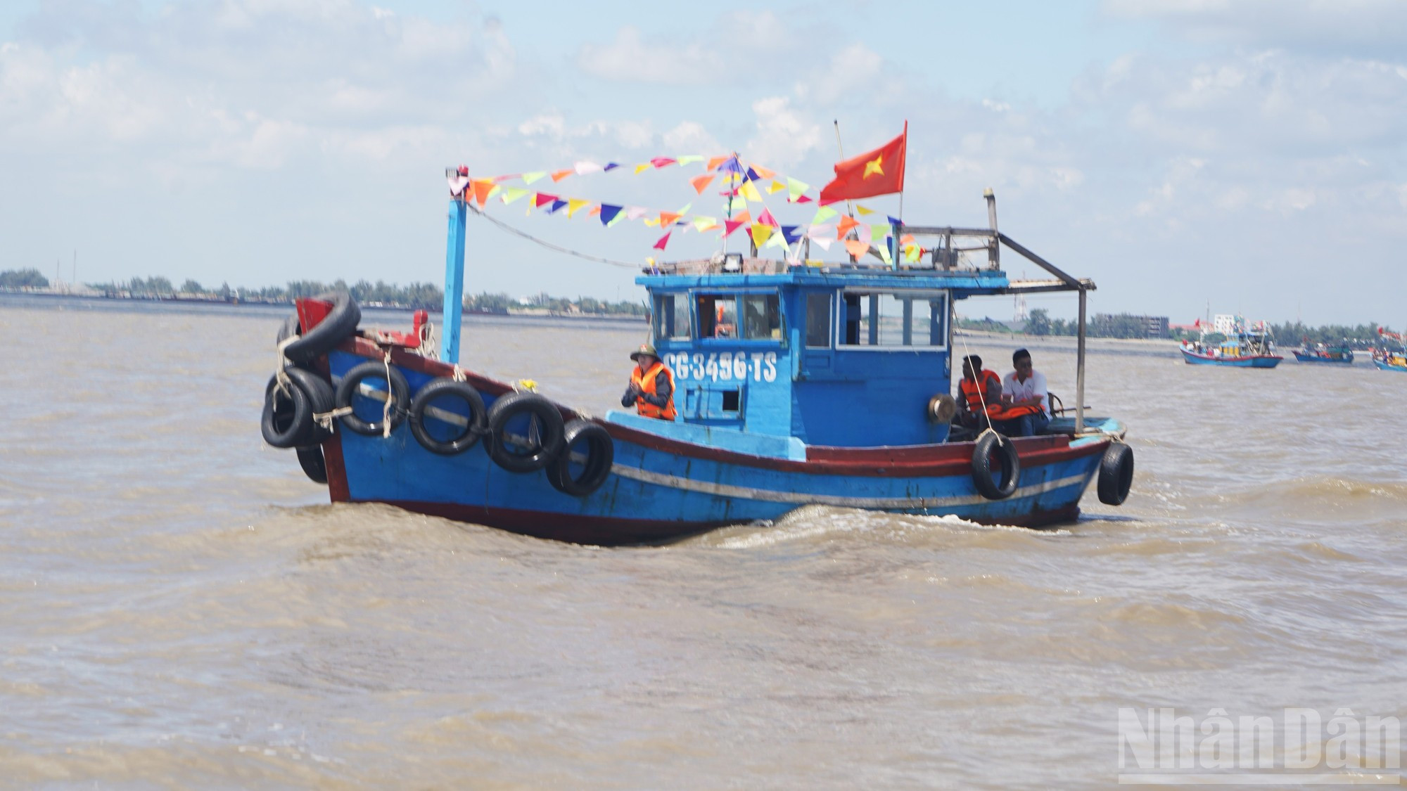 Los pescadores colocan una ofrenda que incluye, entre otras cosas, un par de patos hervidos, arroz glutinoso y papel moneda votivo, para agradecer al mar y orar por paz y seguridad en sus faenas.