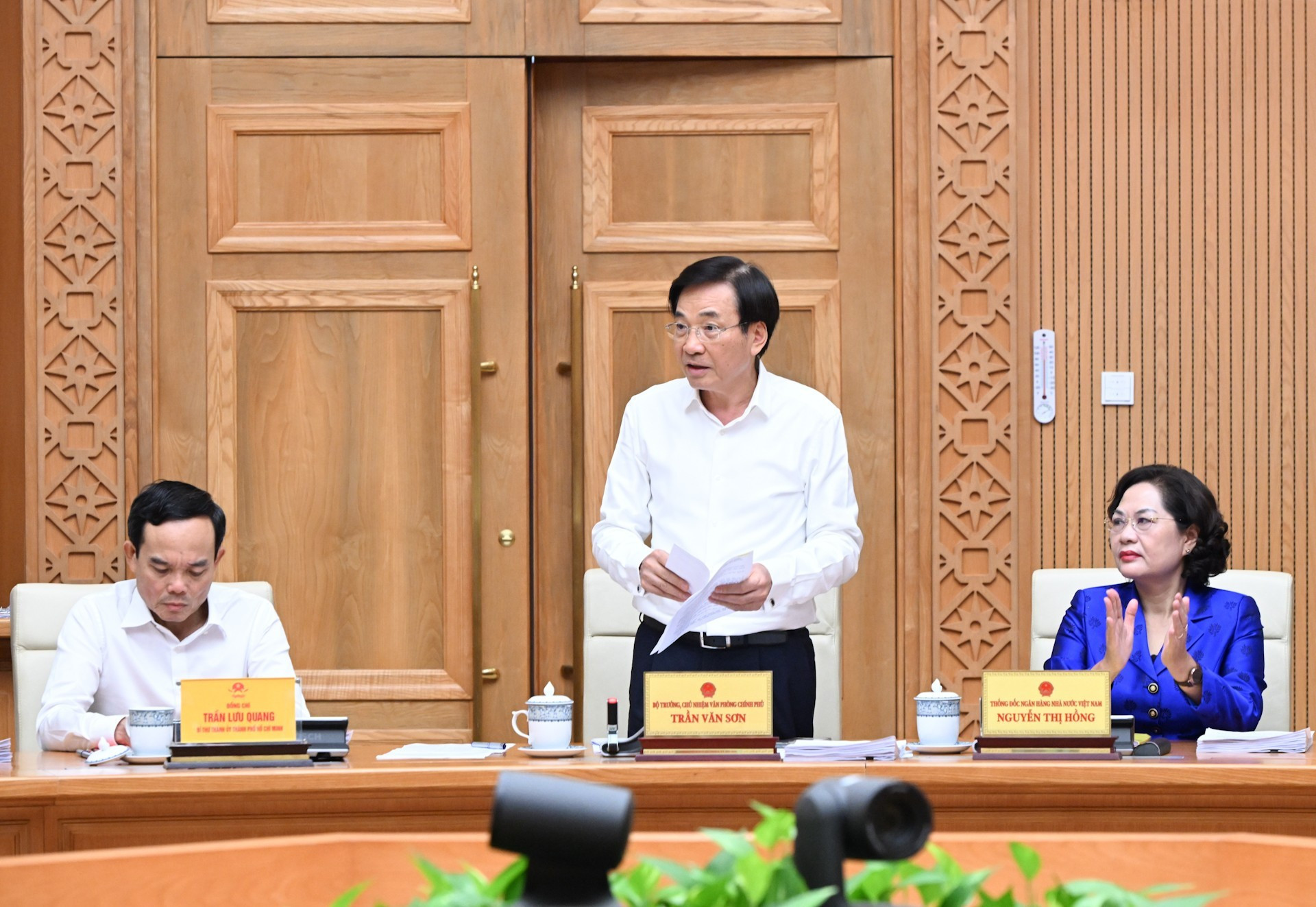 El ministro y jefe de la Oficina Gubernamental, Tran Van Son, interviene en la conferencia.