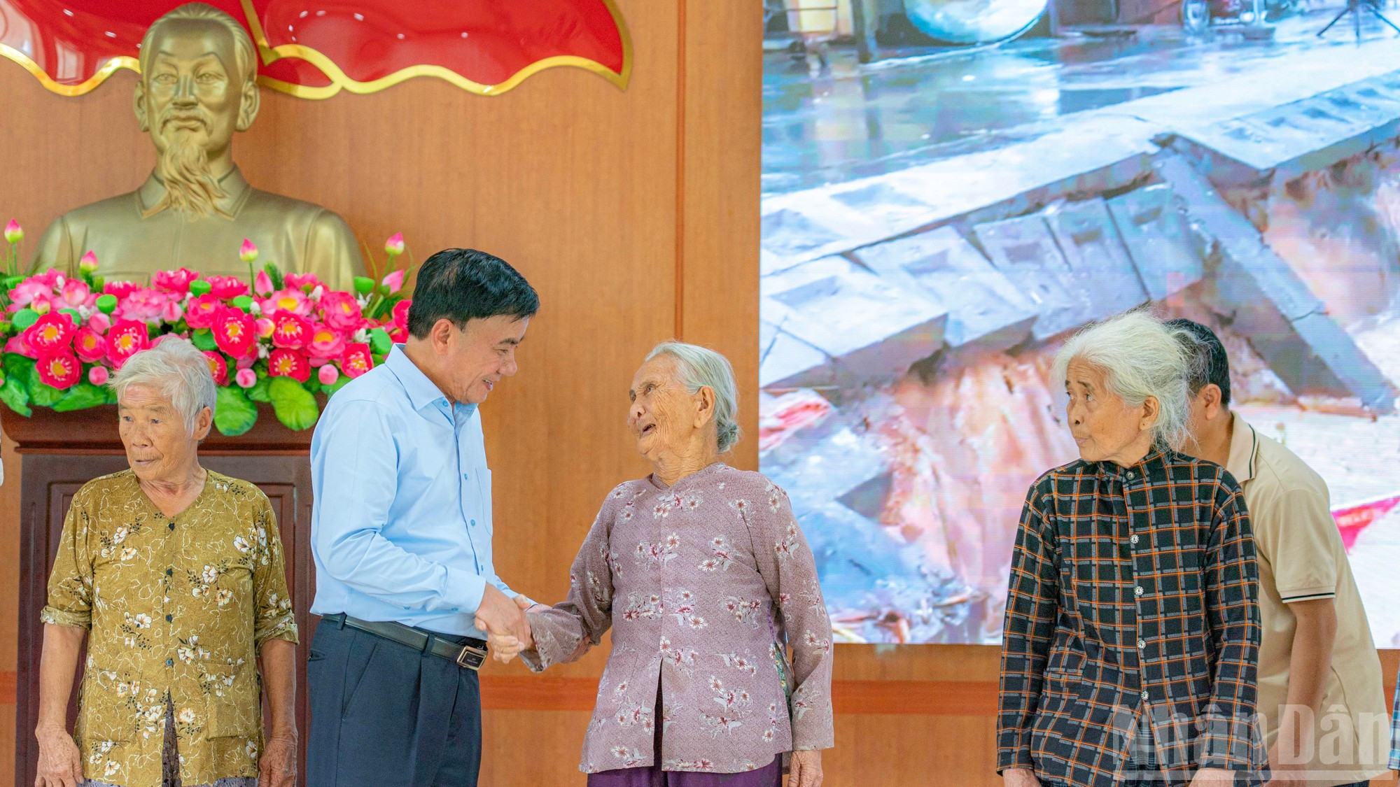 El dirigente alienta a los representantes de los hogares más afectados por las lluvias e inundaciones. El dirigente alienta a los representantes de los hogares más afectados por las lluvias e inundaciones.