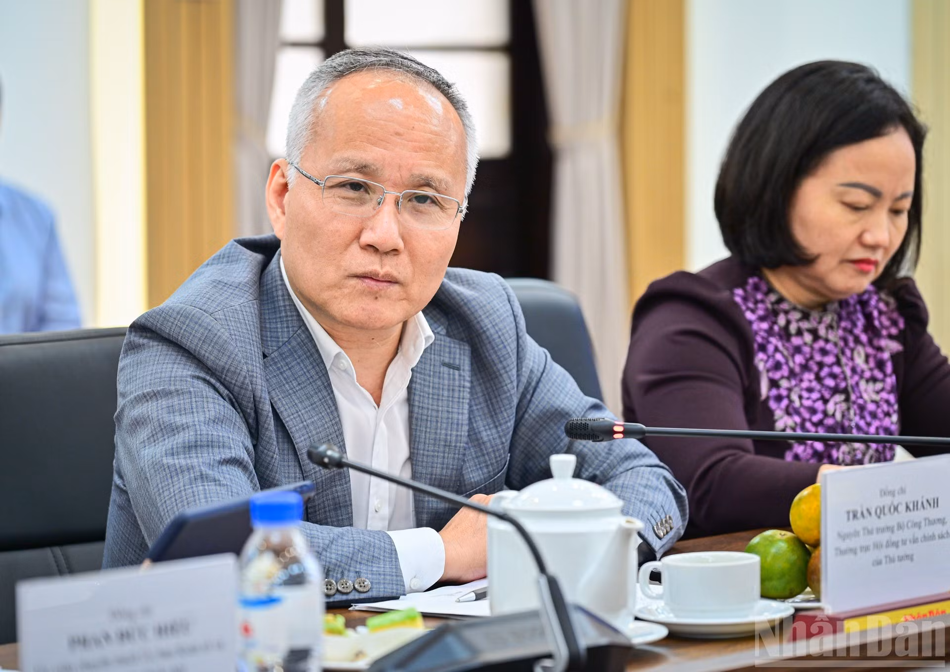 El ex viceministro de Industria y Comercio, Tran Quoc Khanh, comparte sus experiencias en el acto.