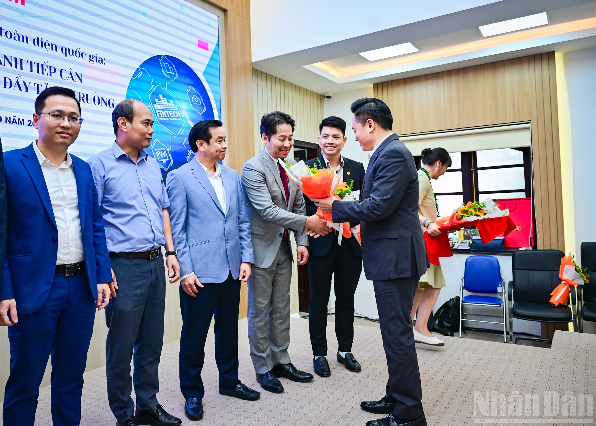 Phan Van Hung, subjefe de redacción del periódico Nhan Dan, entrega flores a los oradores. Phan Van Hung, subjefe de redacción del periódico Nhan Dan, entrega flores a los oradores.
