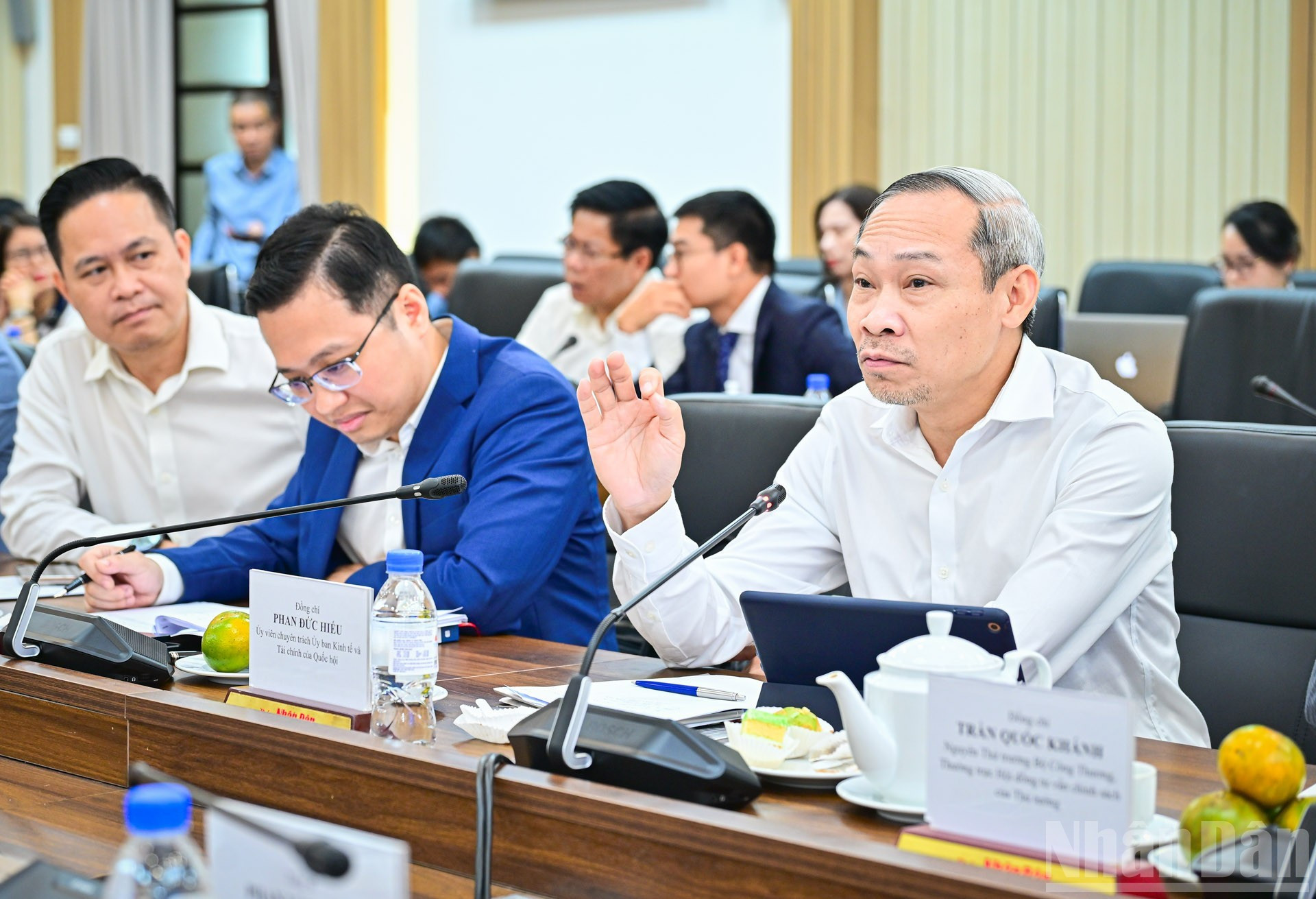 El miembro permanente de la Comisión de Economía y Finanzas de la Asamblea Nacional, Phan Duc Hieu, analiza las cuestiones actuales de las finanzas digitales. El miembro permanente de la Comisión de Economía y Finanzas de la Asamblea Nacional, Phan Duc Hieu, analiza las cuestiones actuales de las finanzas digitales.