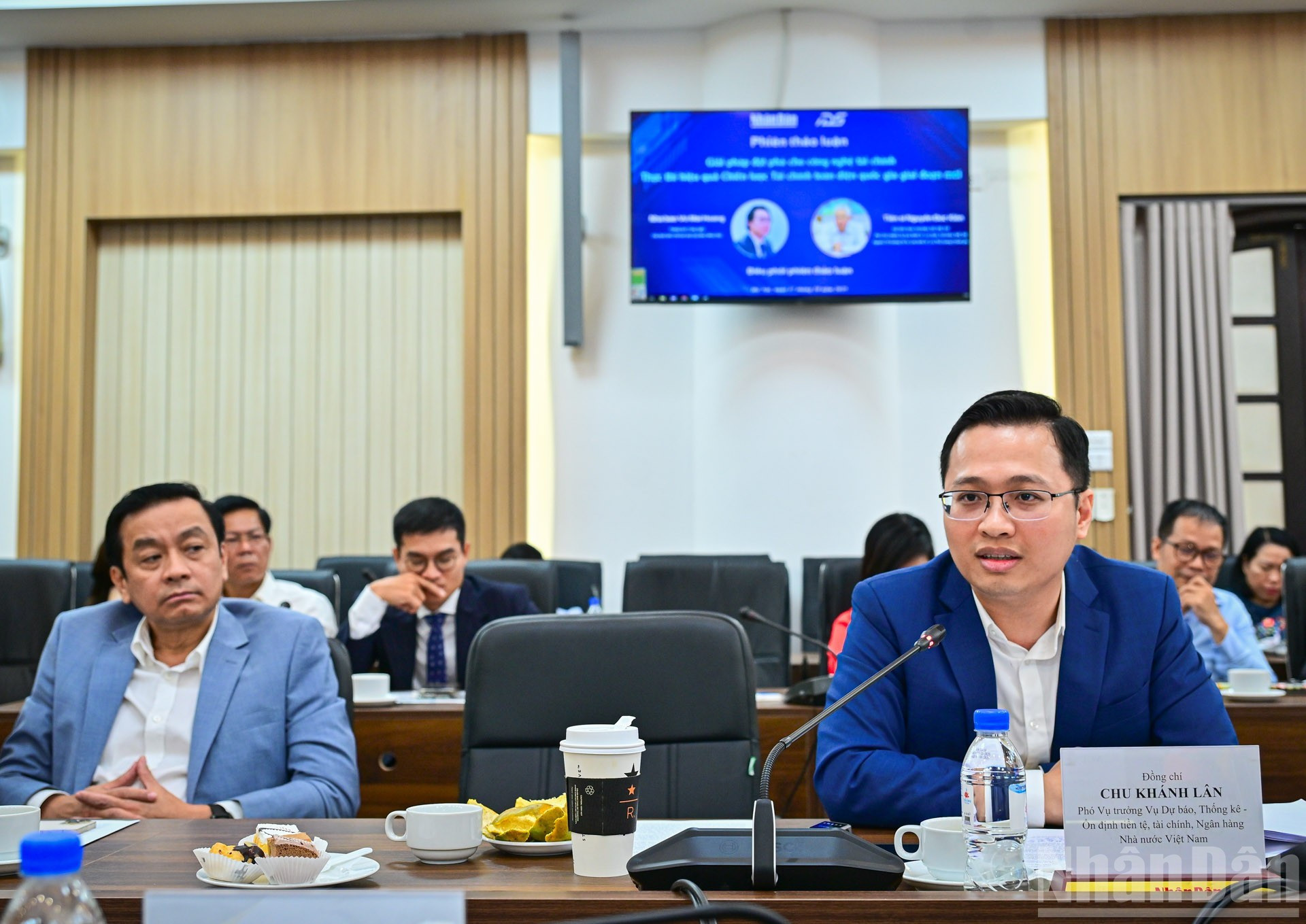 El subdirector del Departamento de Pronósticos, Estadísticas y Estabilización Monetaria y Financiera del Banco Estatal de Vietnam, Chu Khanh Lan, analiza el asunto desde la perspectiva de una unidad de gestión estatal. El subdirector del Departamento de Pronósticos, Estadísticas y Estabilización Monetaria y Financiera del Banco Estatal de Vietnam, Chu Khanh Lan, analiza el asunto desde la perspectiva de una unidad de gestión estatal.